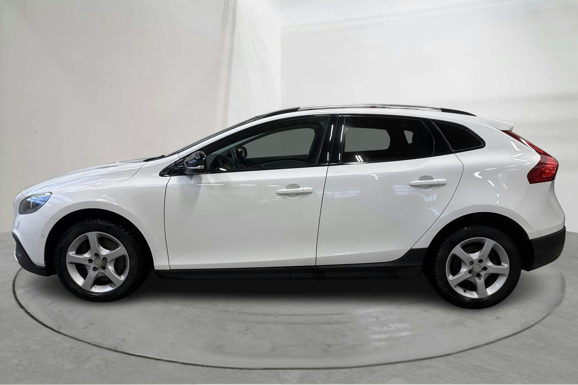 Zdjęcie prezentacyjne 2 z 16: Volvo V40 Cross Country D2 (120hk) - 156 810 km - Manualna - biały - 2016