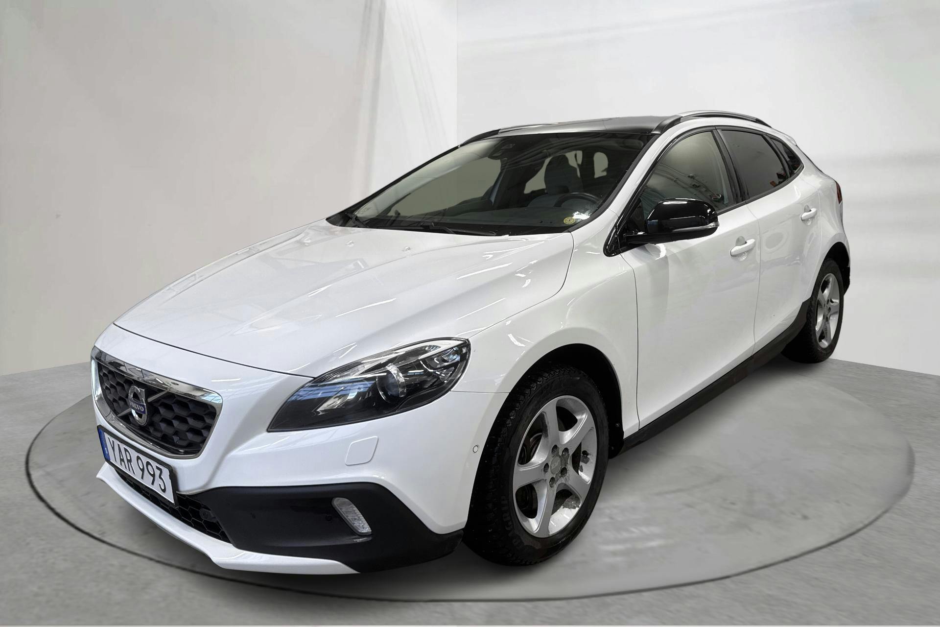 Zdjęcie prezentacyjne 1 z 16: Volvo V40 Cross Country D2 (120hk) - 156 810 km - Manualna - biały - 2016