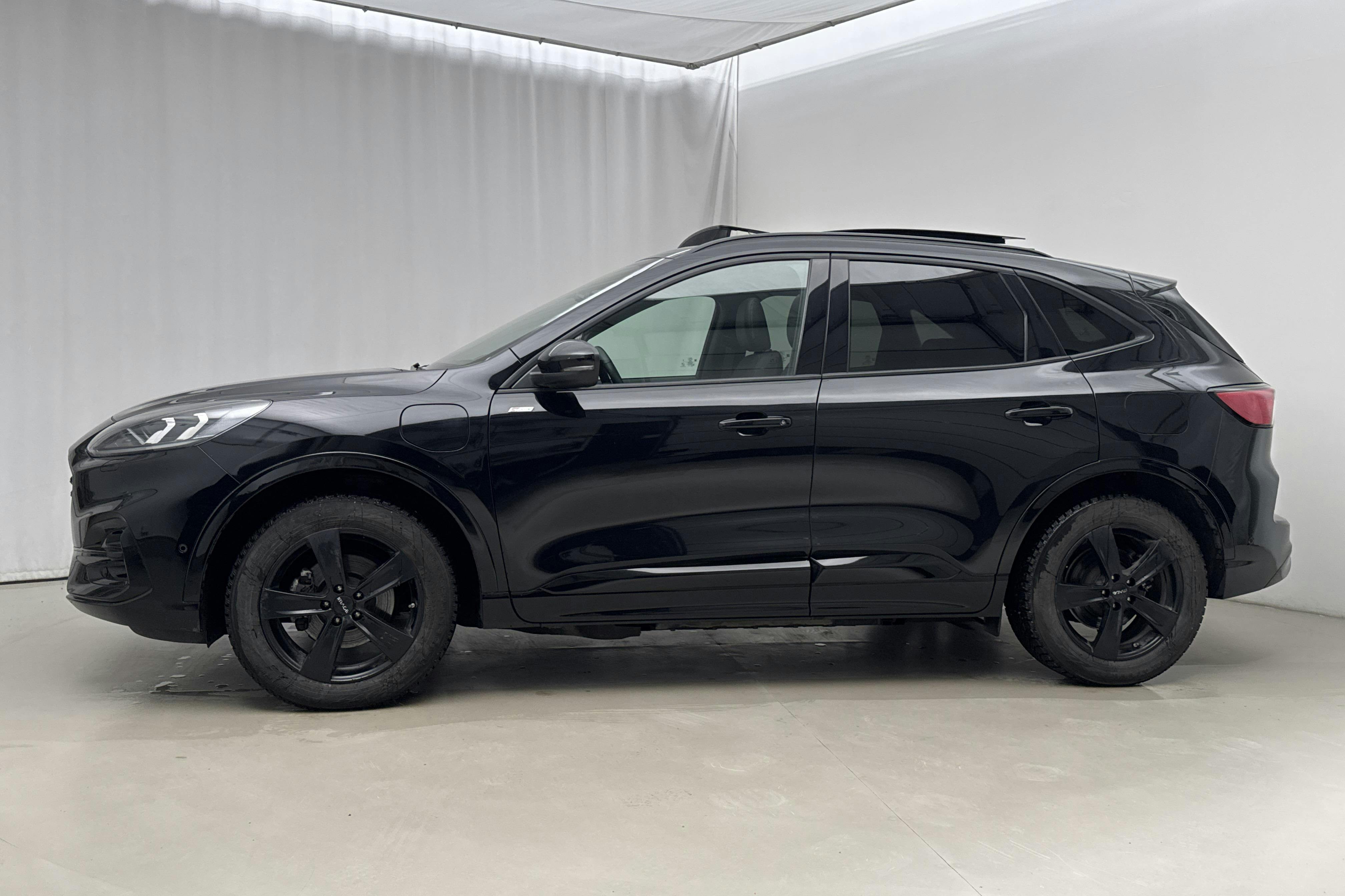 Præsentationsfoto 2 af 23: Ford Kuga 2.5 PHEV (225hk) - 64 250 kilometer - Salgsautomat - Sort - 2022