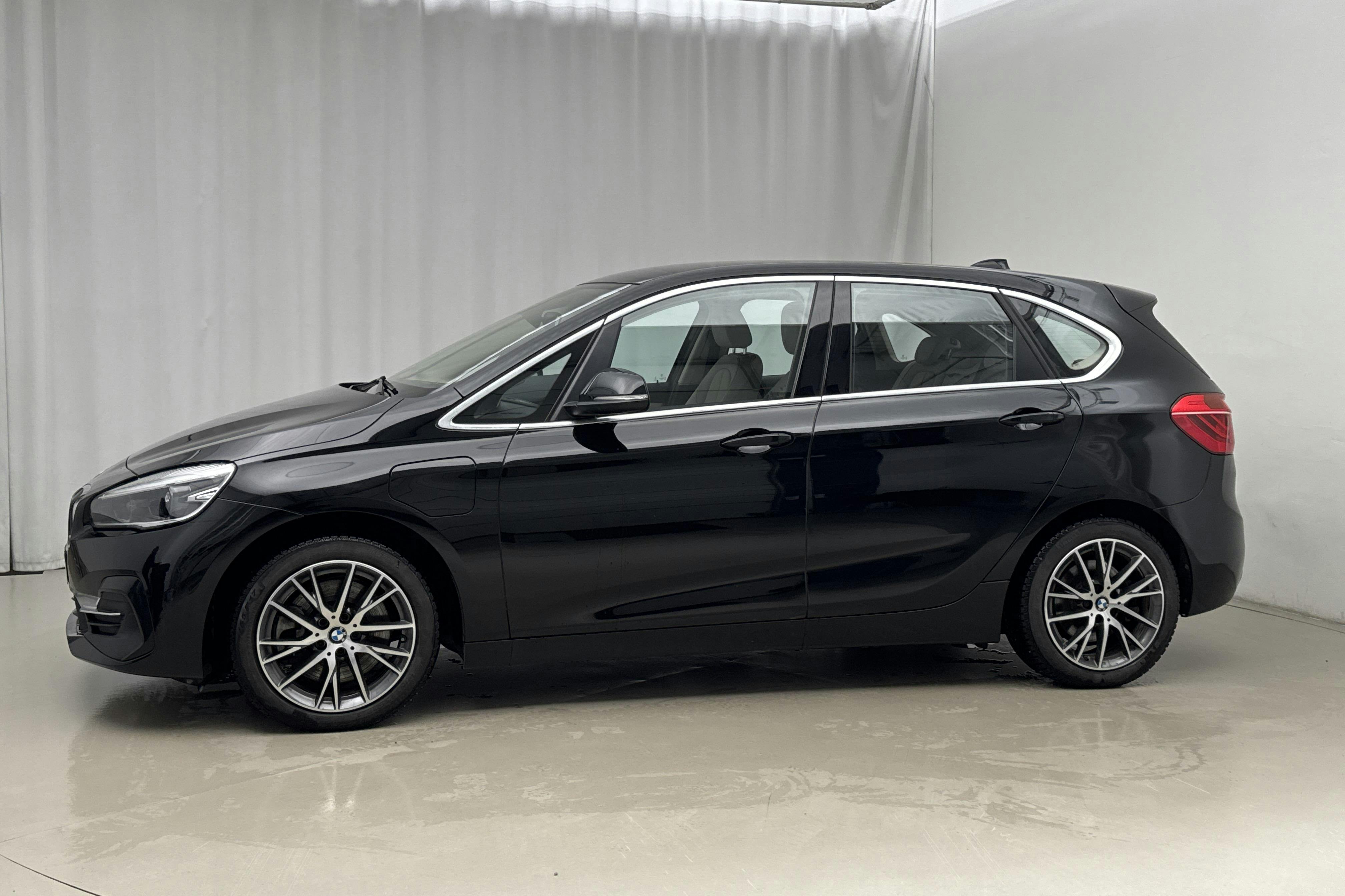Presentationsfoto 2 av 17: BMW 225xe Active Tourer LCI iPerformance 9,7kWh, F45 (224hk) - 7 331 mil - Automat - svart - 2020