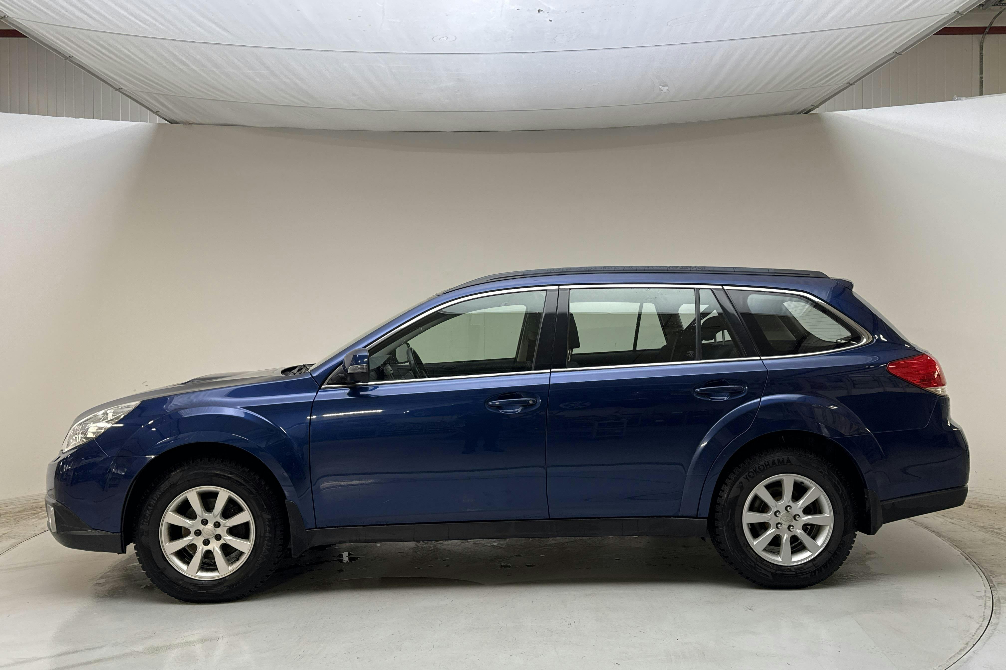Præsentationsfoto 2 af 12: Subaru Outback 2.0D (150hk) - 267 280 kilometer - Manuel - Dark Blue - 2012