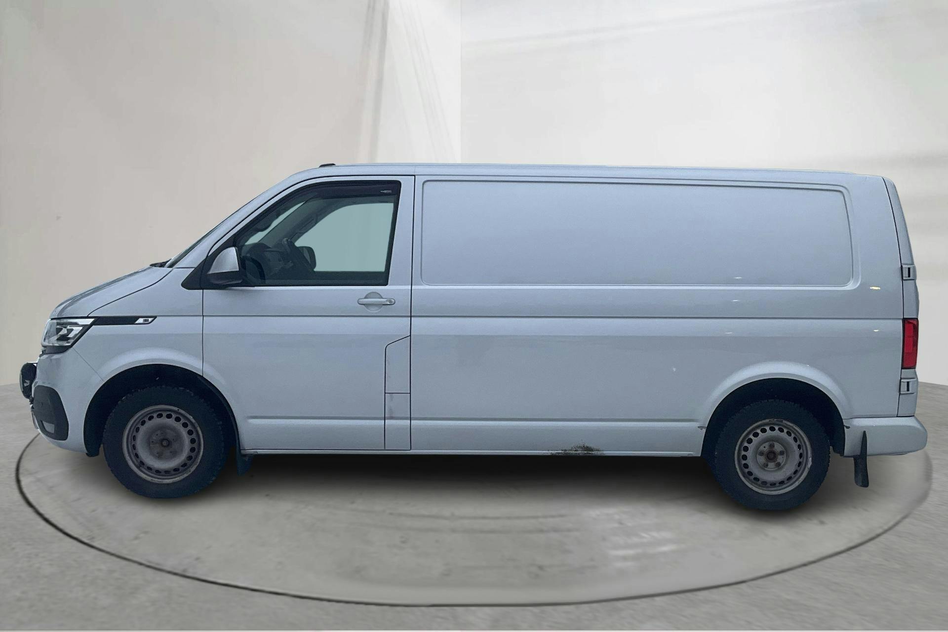 Præsentationsfoto 2 af 16: VW Transporter T6 2.0 TDI BMT Skåp 4MOTION (150hk) - 199 370 kilometer - Salgsautomat - Sølv - 2020