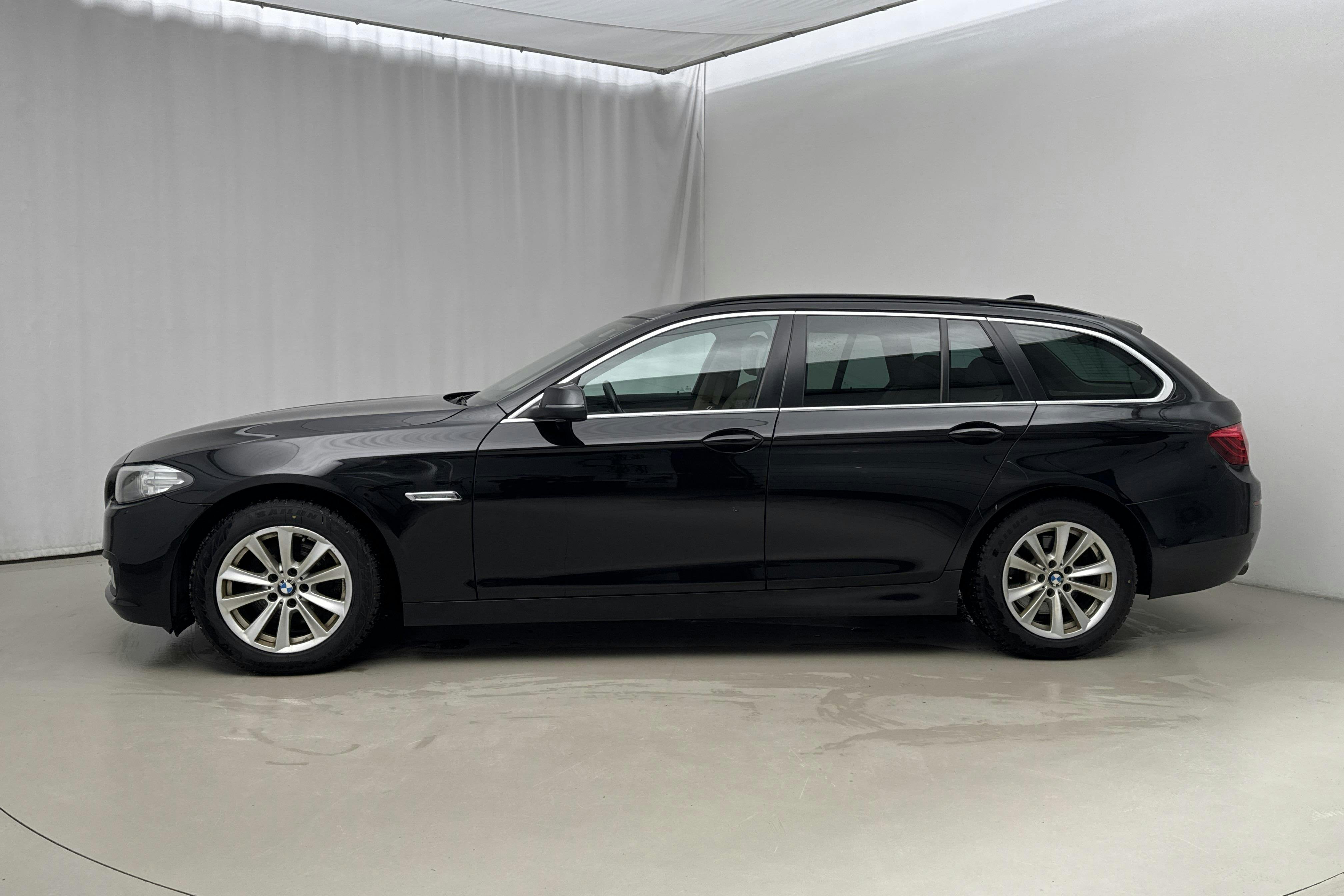 Presentationsfoto 2 av 13: BMW 520d Touring, F11 (190hk) - 22 776 mil - Manuell - svart - 2015