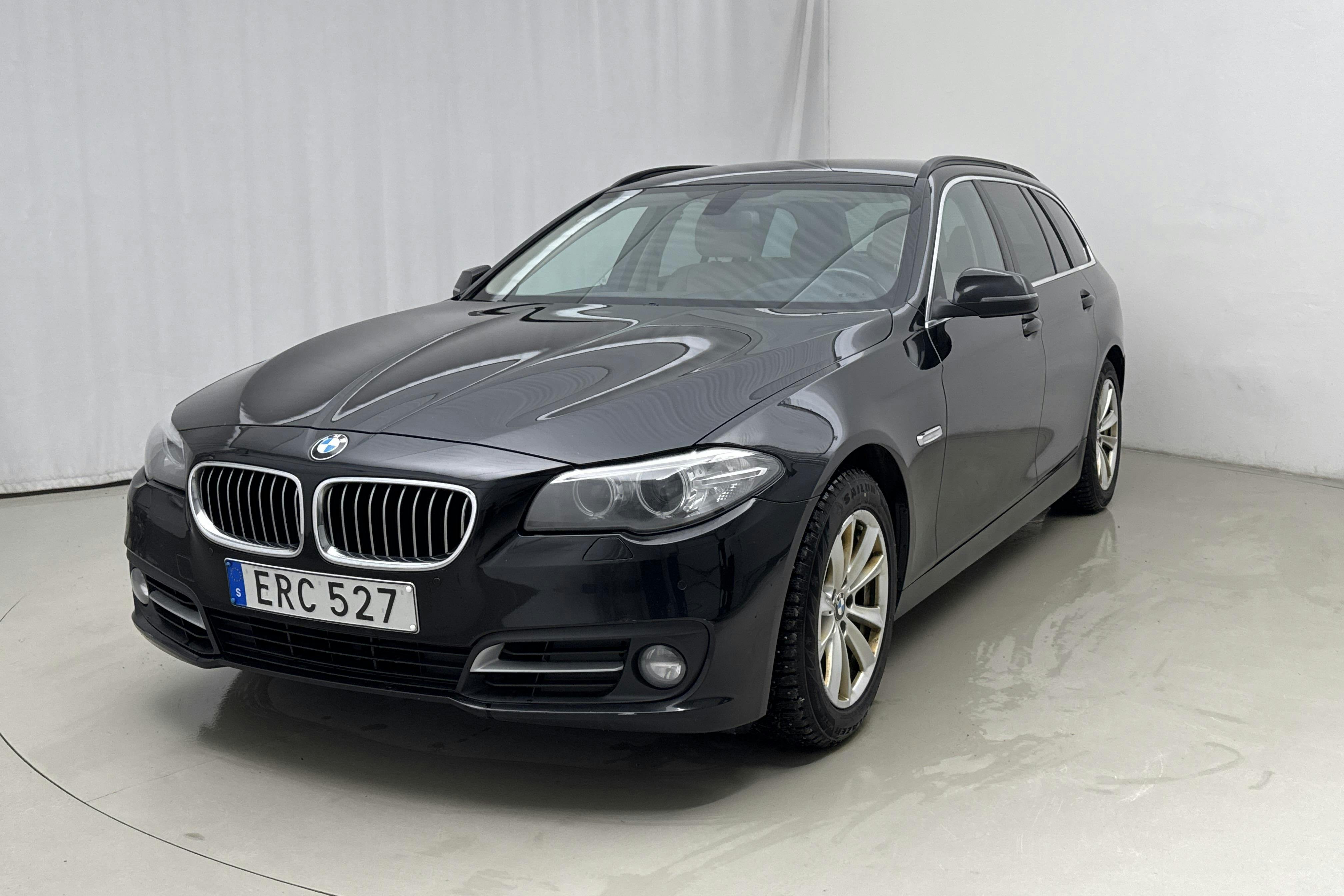 Presentationsfoto 1 av 13: BMW 520d Touring, F11 (190hk) - 22 776 mil - Manuell - svart - 2015