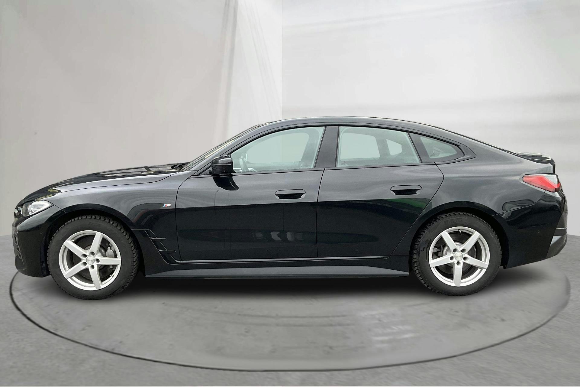 Præsentationsfoto 2 af 23: BMW i4 eDrive40, G26 (340hk) - 139 250 kilometer - Salgsautomat - Sort - 2024