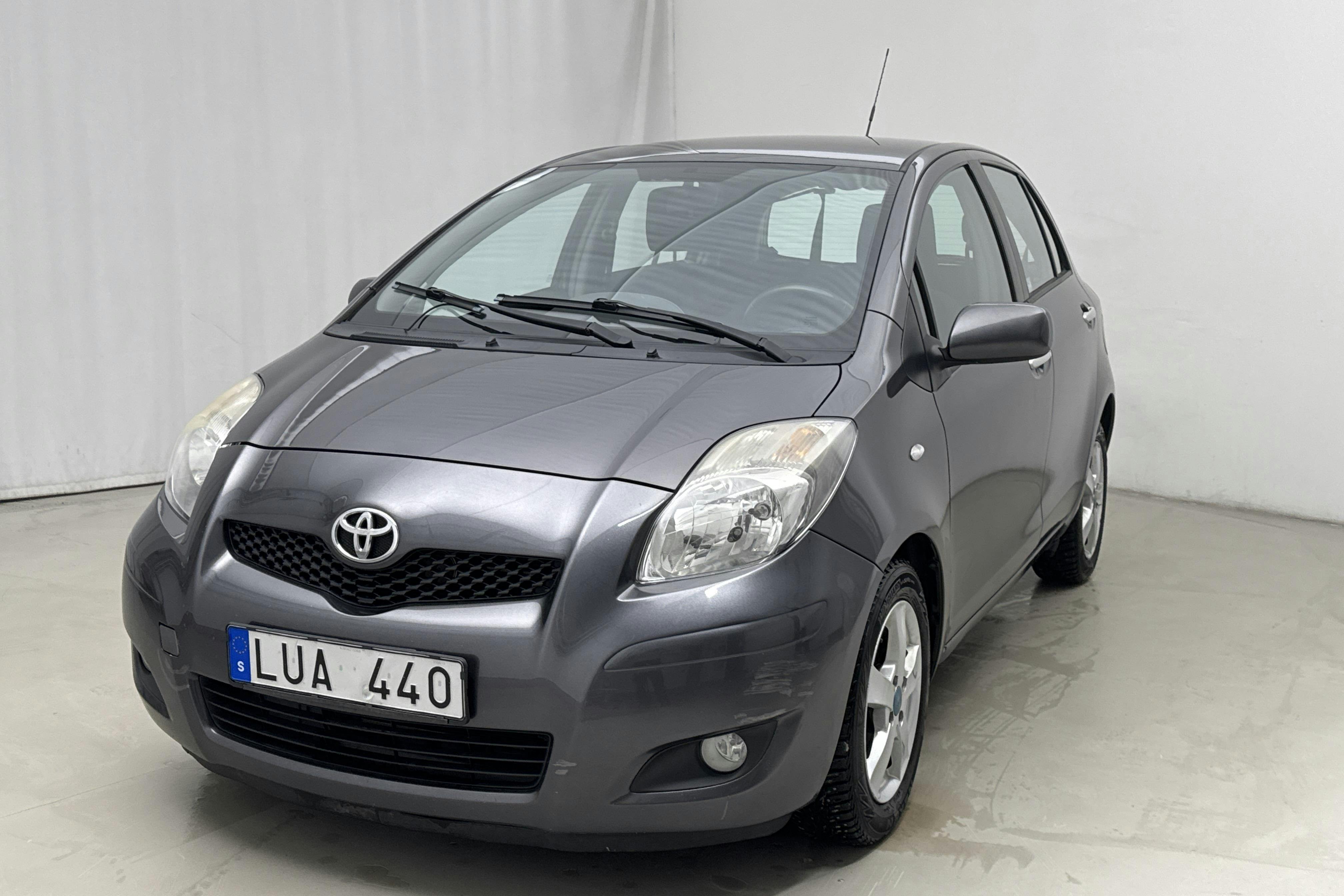 Præsentationsfoto 1 af 11: Toyota Yaris 1.33 5dr (100hk) - 151 060 kilometer - Manuel - Dark Grey - 2011