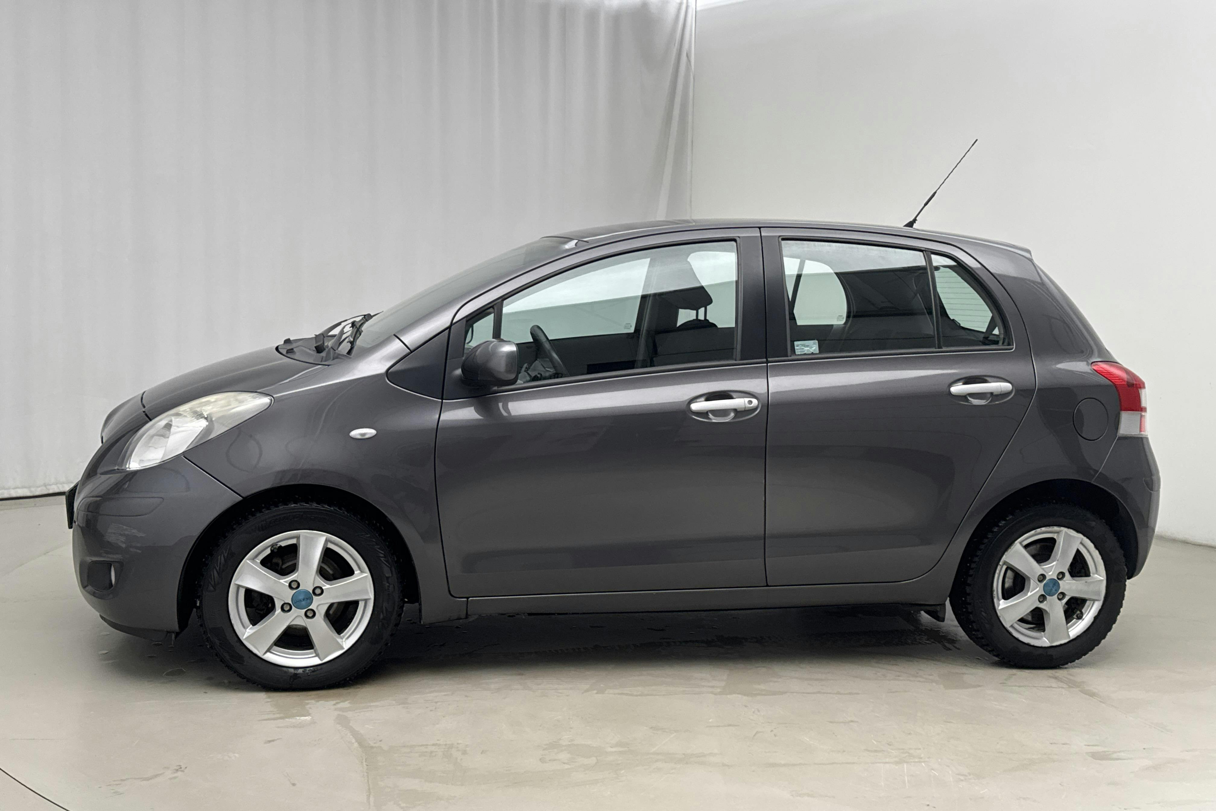 Præsentationsfoto 2 af 11: Toyota Yaris 1.33 5dr (100hk) - 151 060 kilometer - Manuel - Dark Grey - 2011