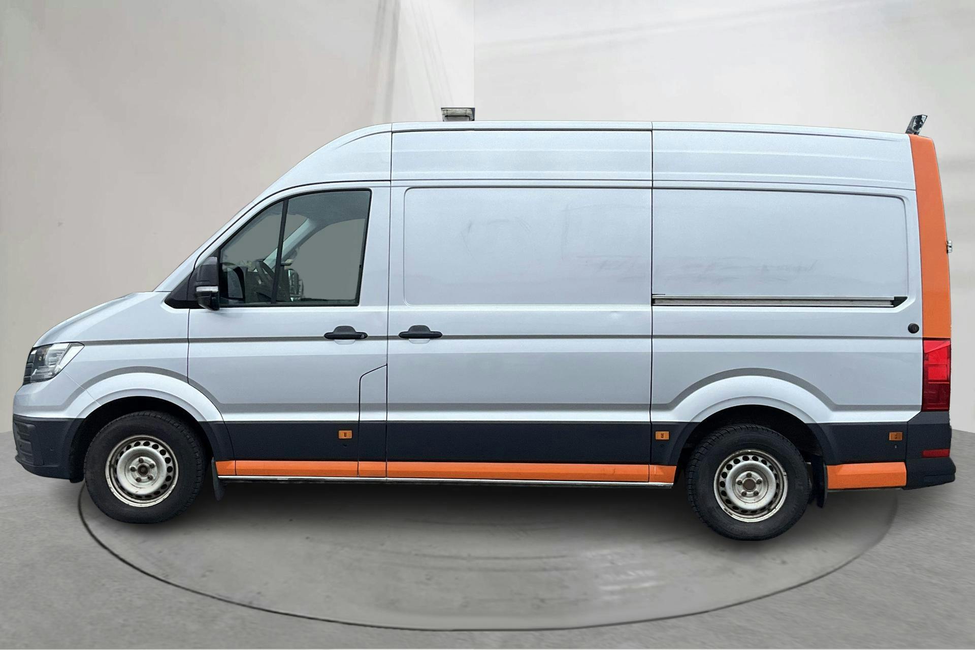 Præsentationsfoto 2 af 17: VW Crafter 35 2.0 TDI Skåp (177hk) - 337 700 kilometer - Salgsautomat - Sølv - 2018