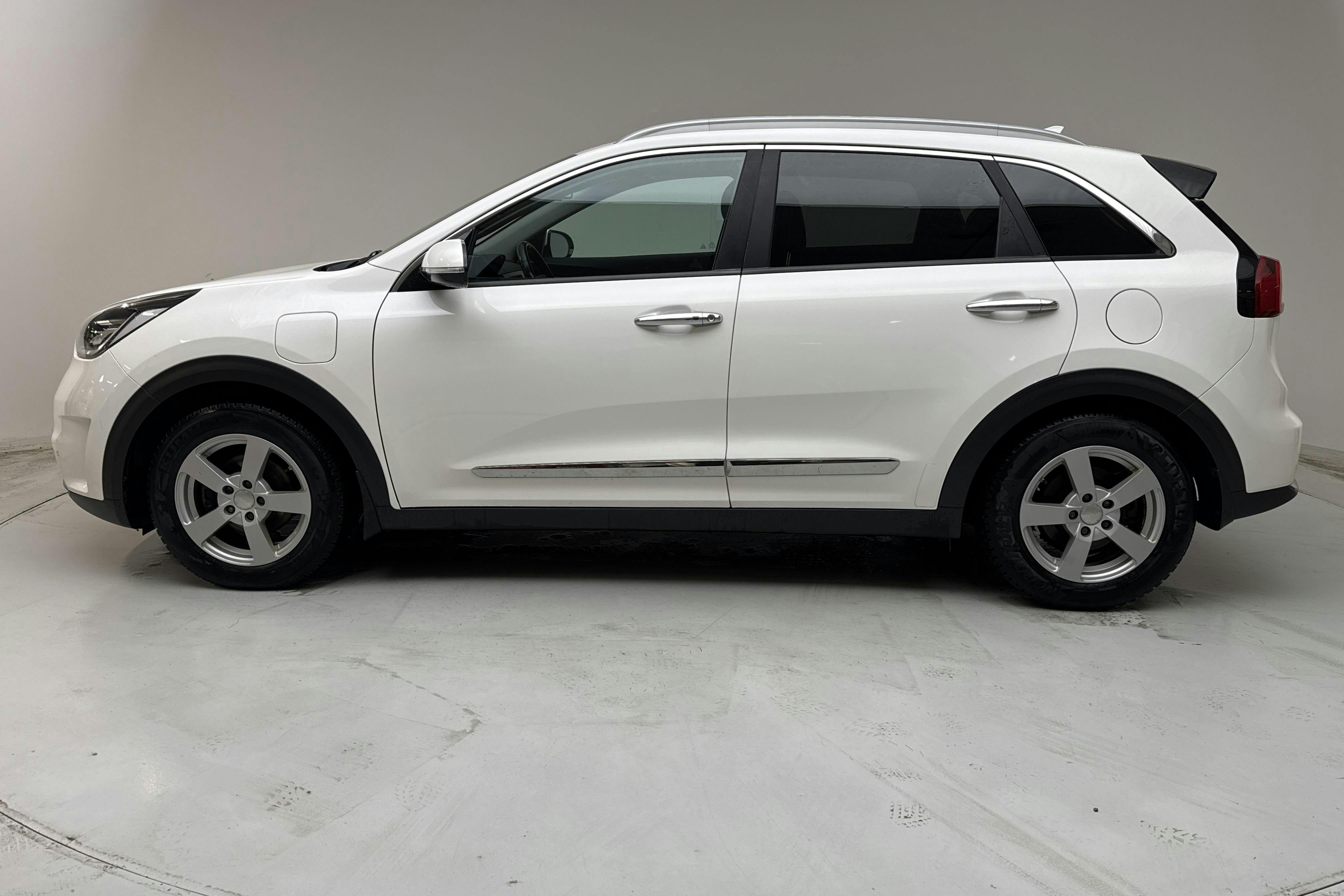 Presentationsfoto 2 av 16: KIA Niro Plug-in Hybrid 1.6 (141hk) - 15 901 mil - Automat - vit - 2018