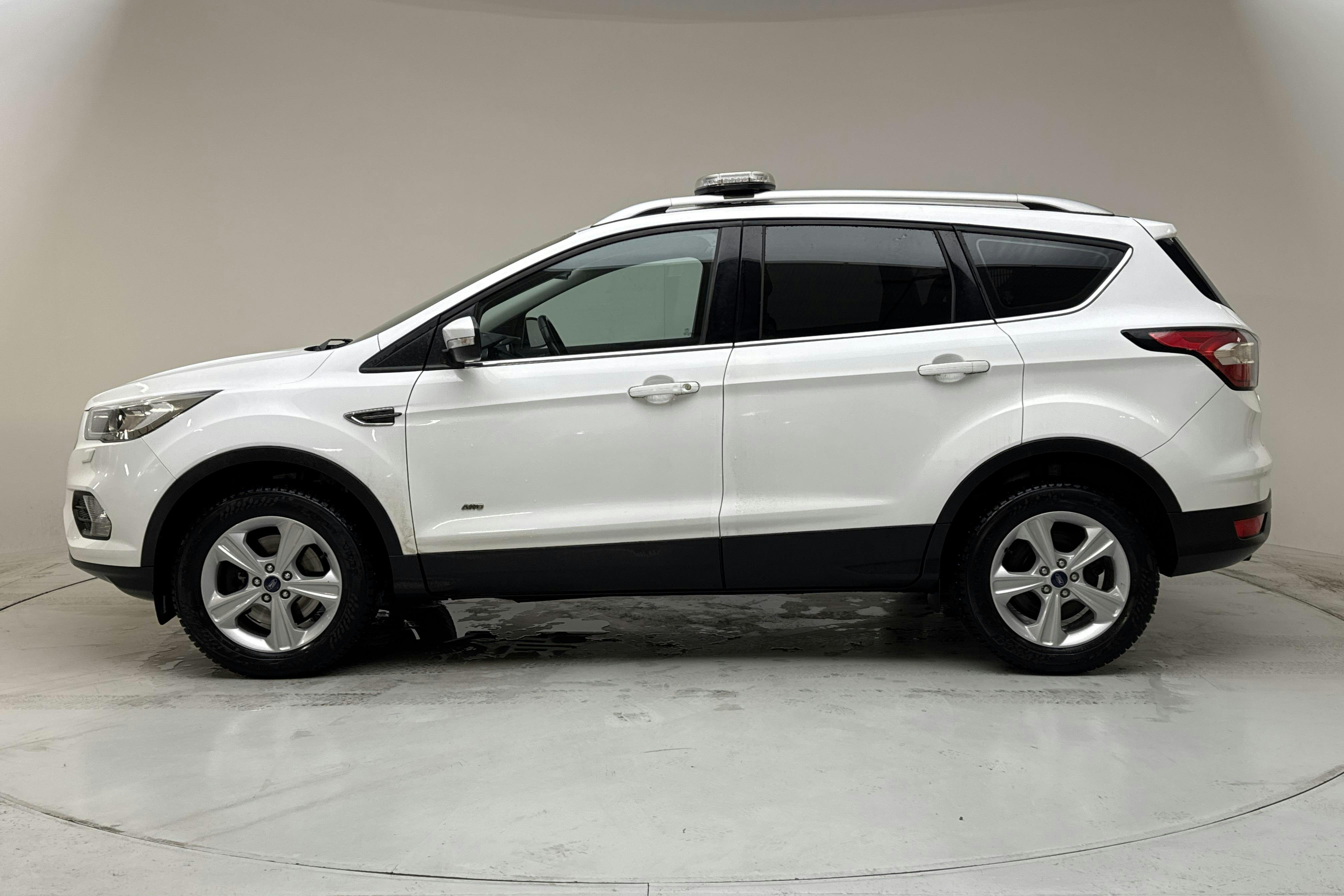 Præsentationsfoto 2 af 13: Ford Kuga 1.5 EcoBoost AWD (180hk) - 36 100 kilometer - Salgsautomat - Hvid - 2018
