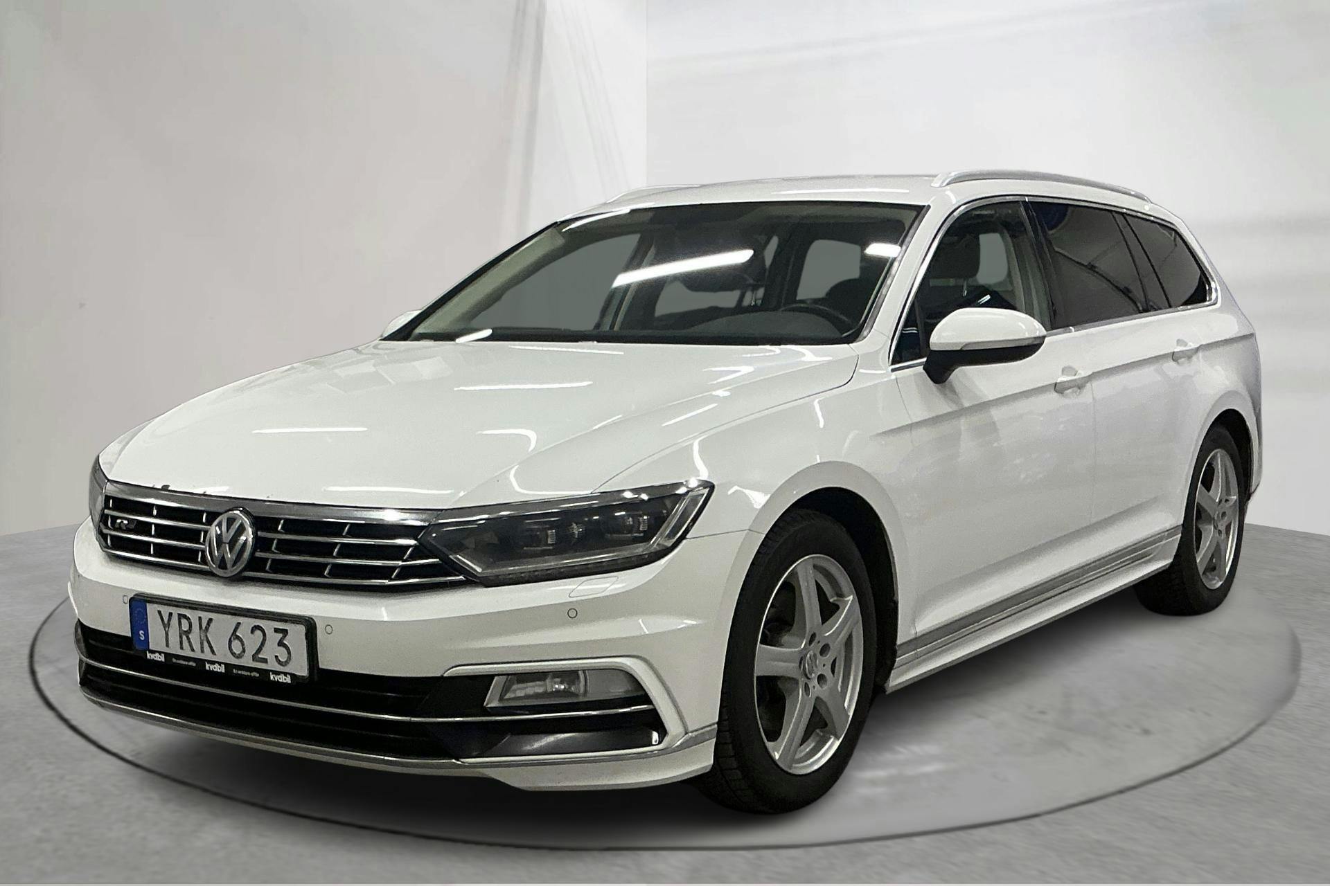 Præsentationsfoto 1 af 17: VW Passat 2.0 TFSI Sportscombi (220hk) - 369 740 kilometer - Salgsautomat - Hvid - 2018