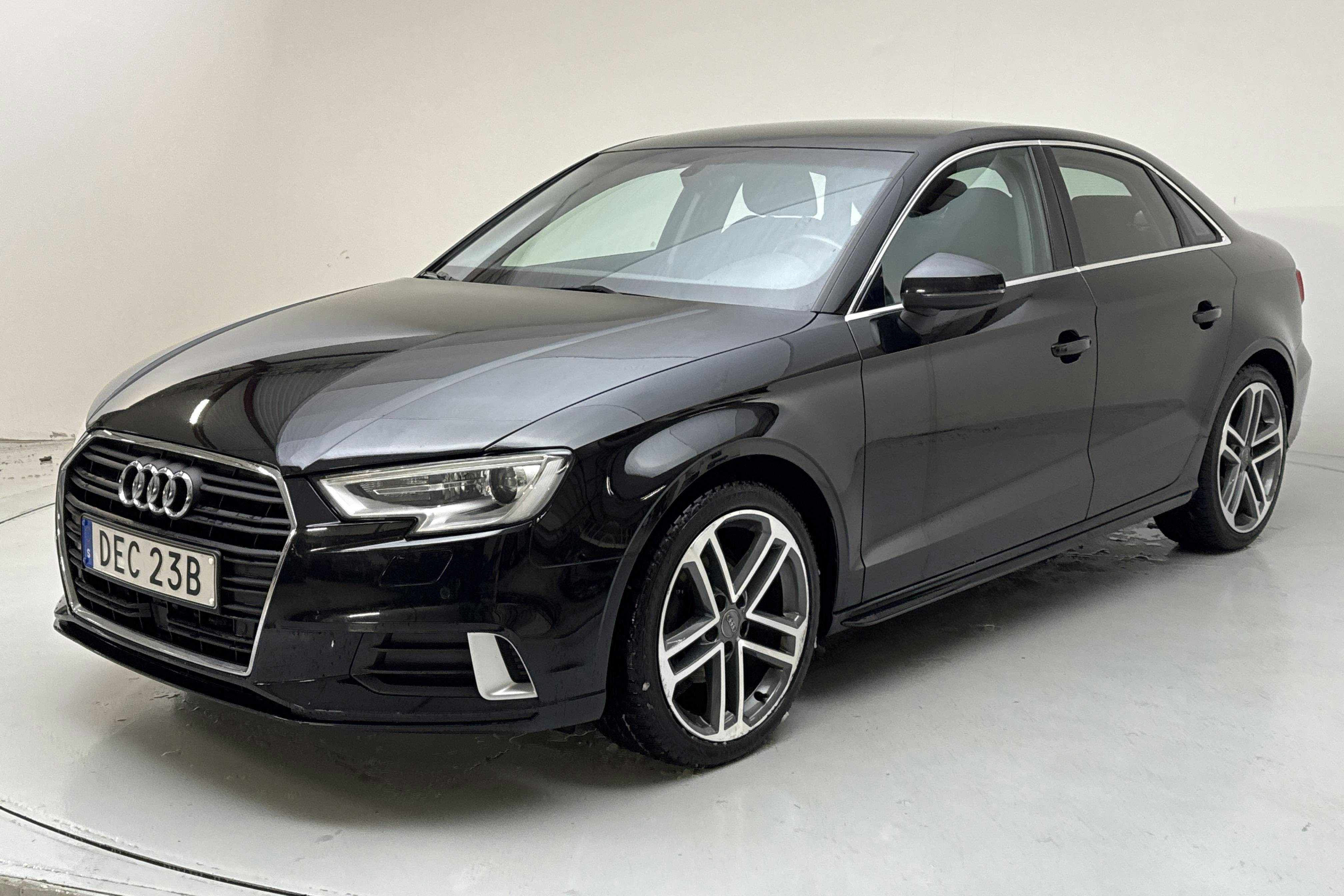 Presentationsfoto 1 av 13: Audi A3 Sedan 35 TFSI (150hk) - 9 772 mil - Automat - svart - 2019