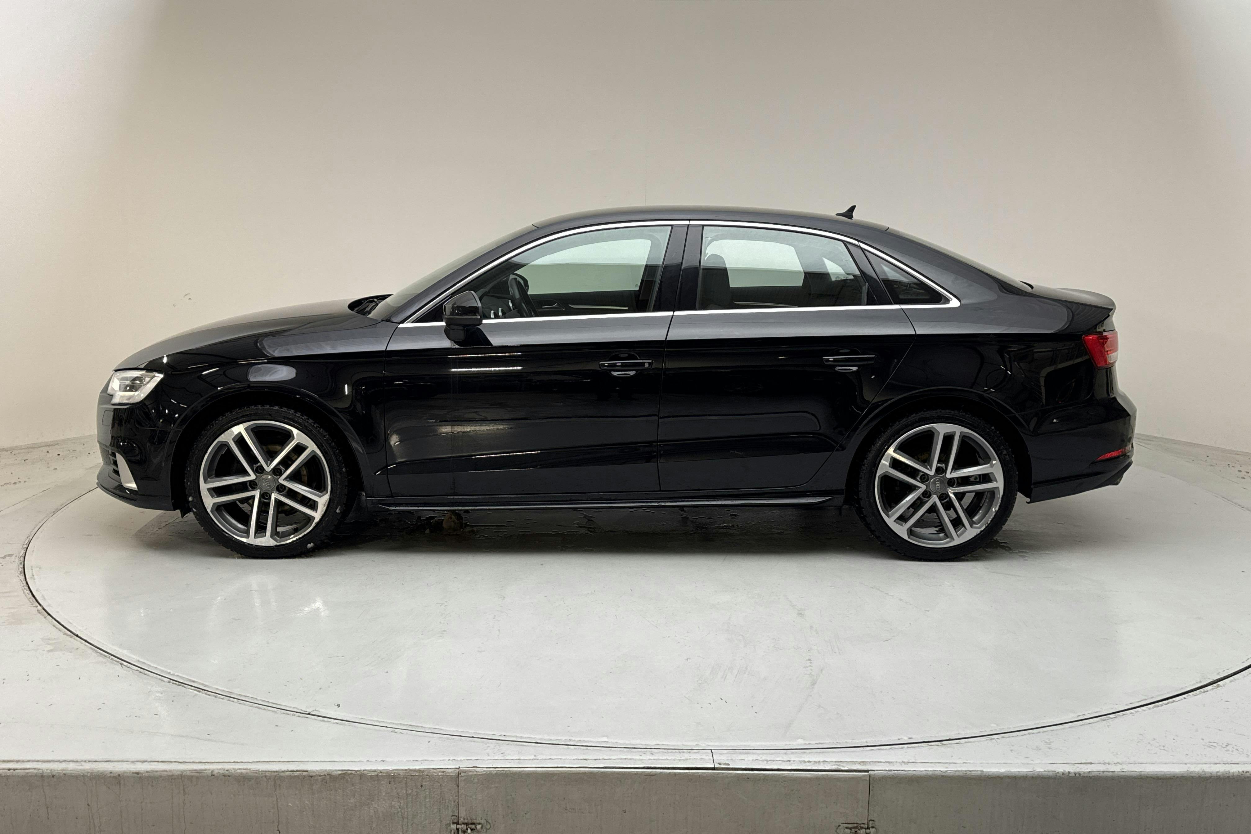 Presentationsfoto 2 av 13: Audi A3 Sedan 35 TFSI (150hk) - 9 772 mil - Automat - svart - 2019