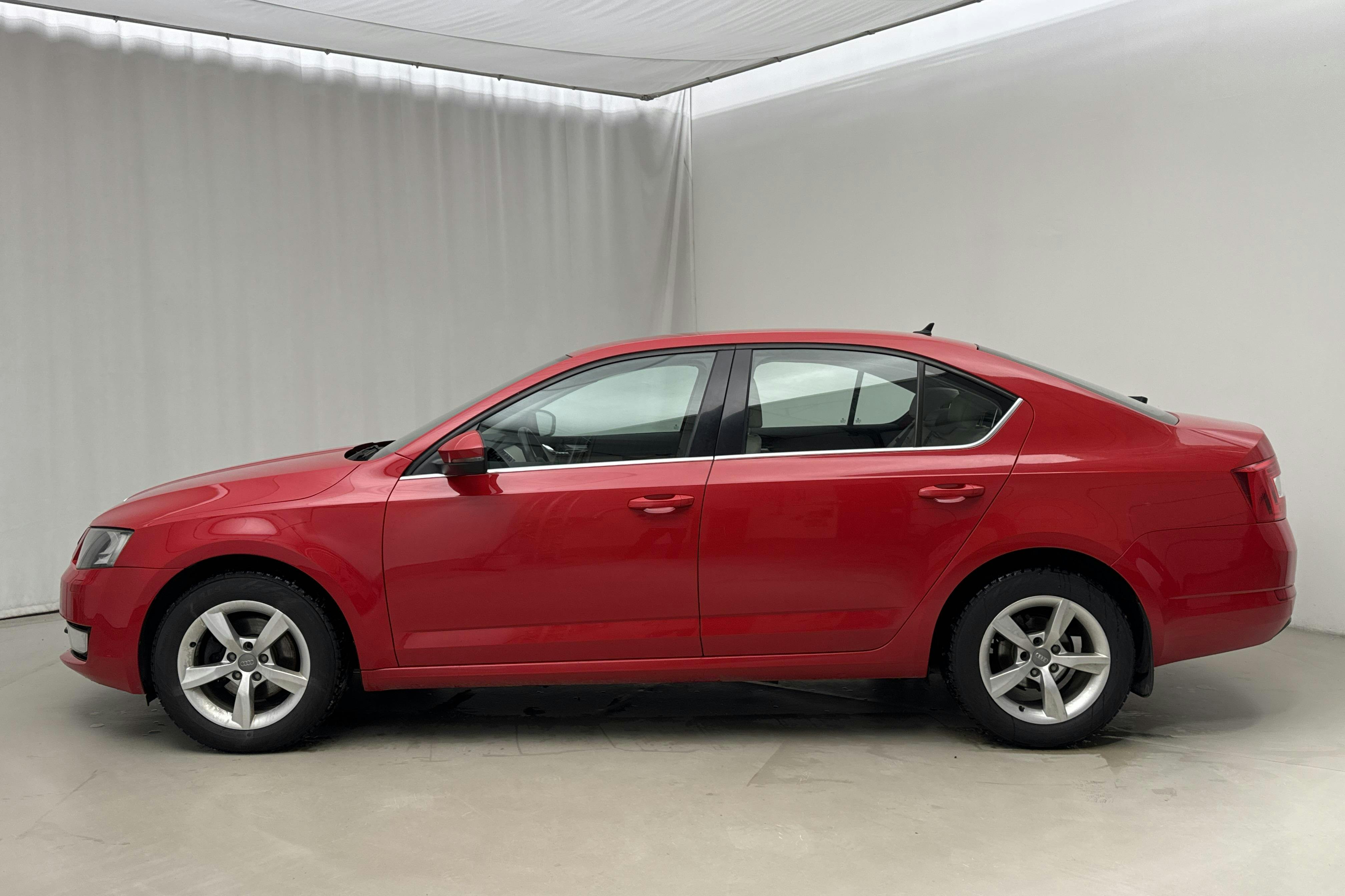 Præsentationsfoto 2 af 12: Skoda Octavia III 1.2 TSI (105hk) - 157 480 kilometer - Salgsautomat - Rød farve - 2014
