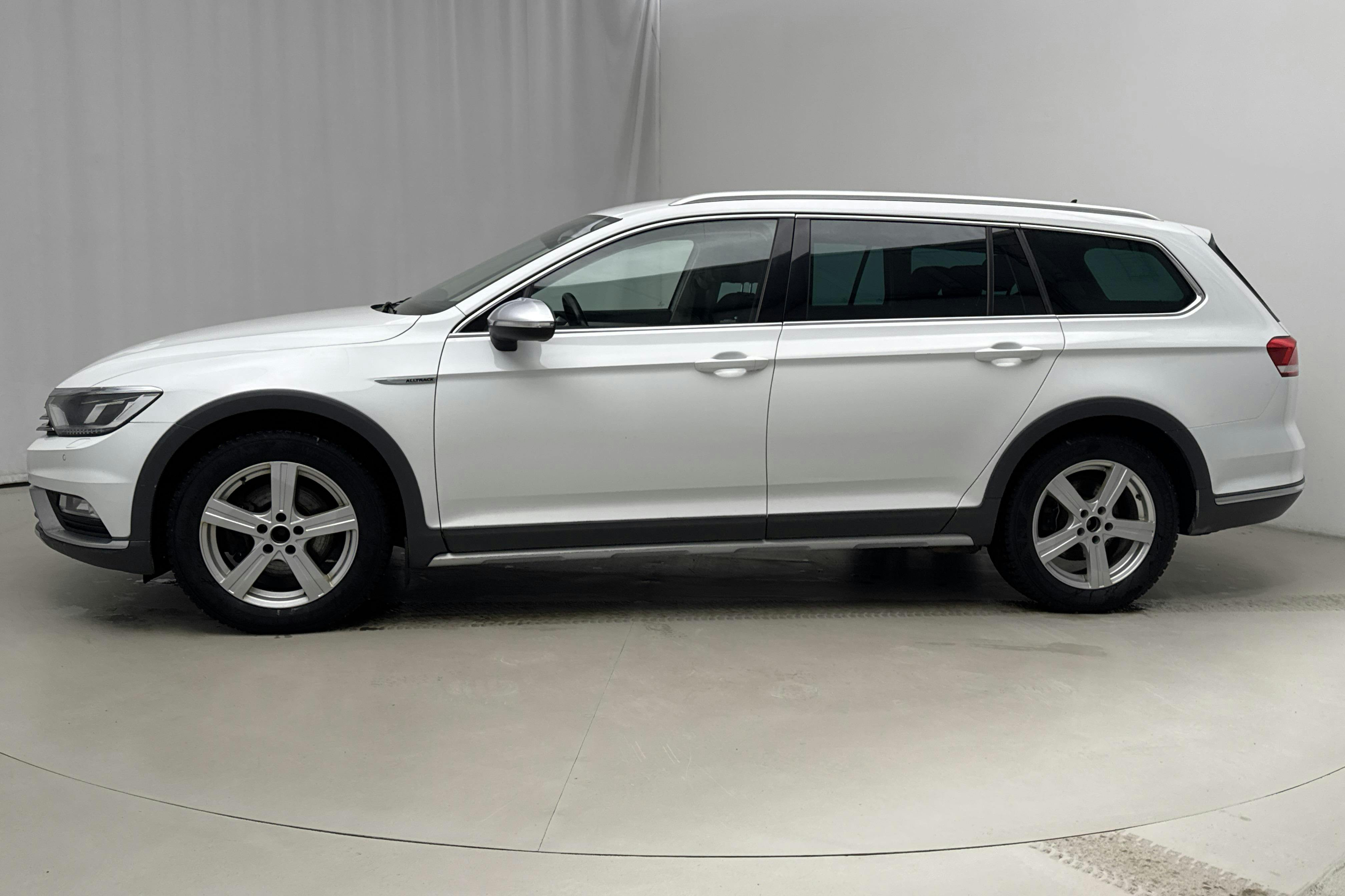 Presentationsfoto 2 av 15: VW Passat Alltrack 2.0 TDI 4MOTION (190hk) - 22 958 mil - Automat - vit - 2017
