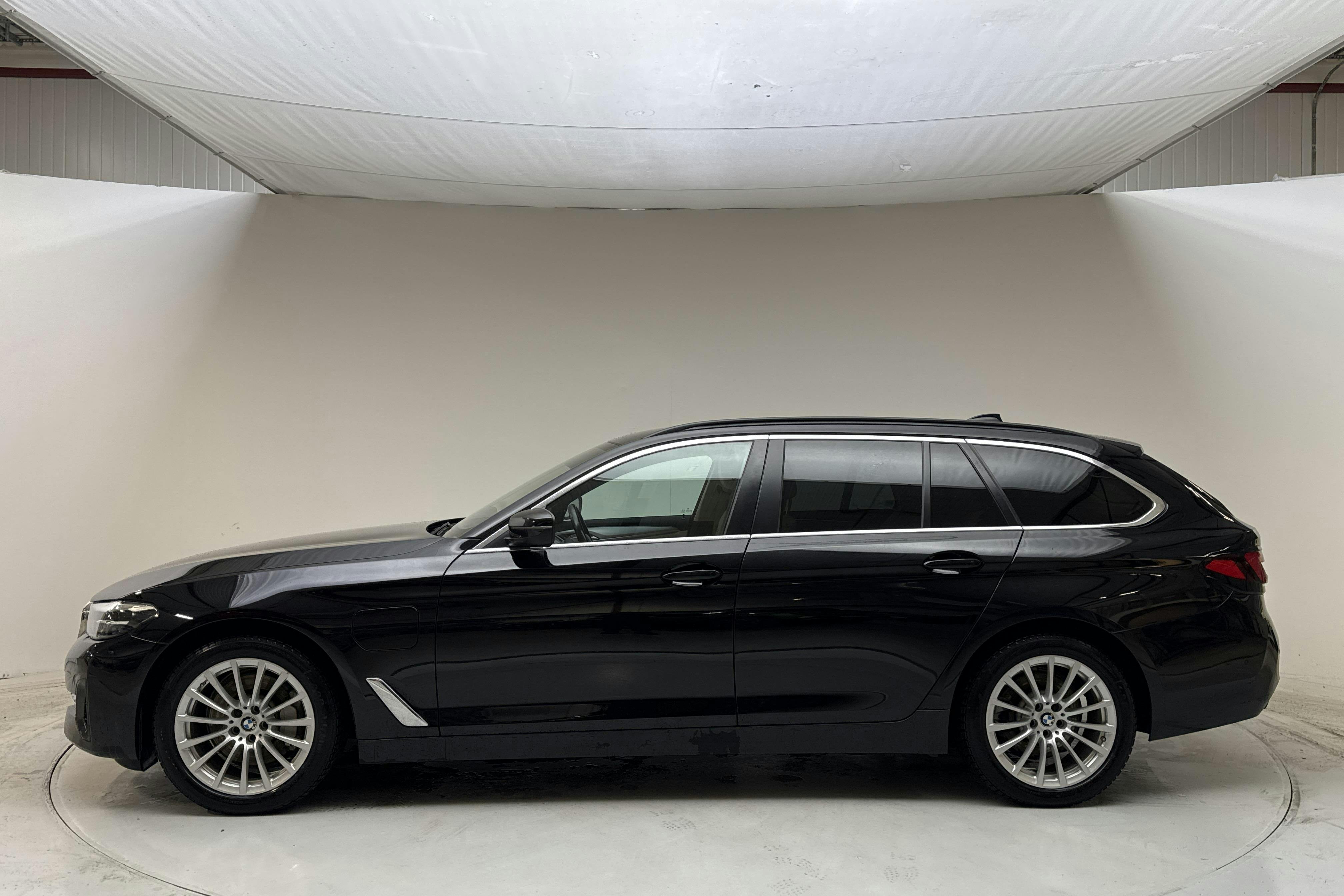 Presentationsfoto 2 av 17: BMW 530e Touring, G31 12kWh LCI (292hk) - 11 014 mil - Automat - svart - 2021