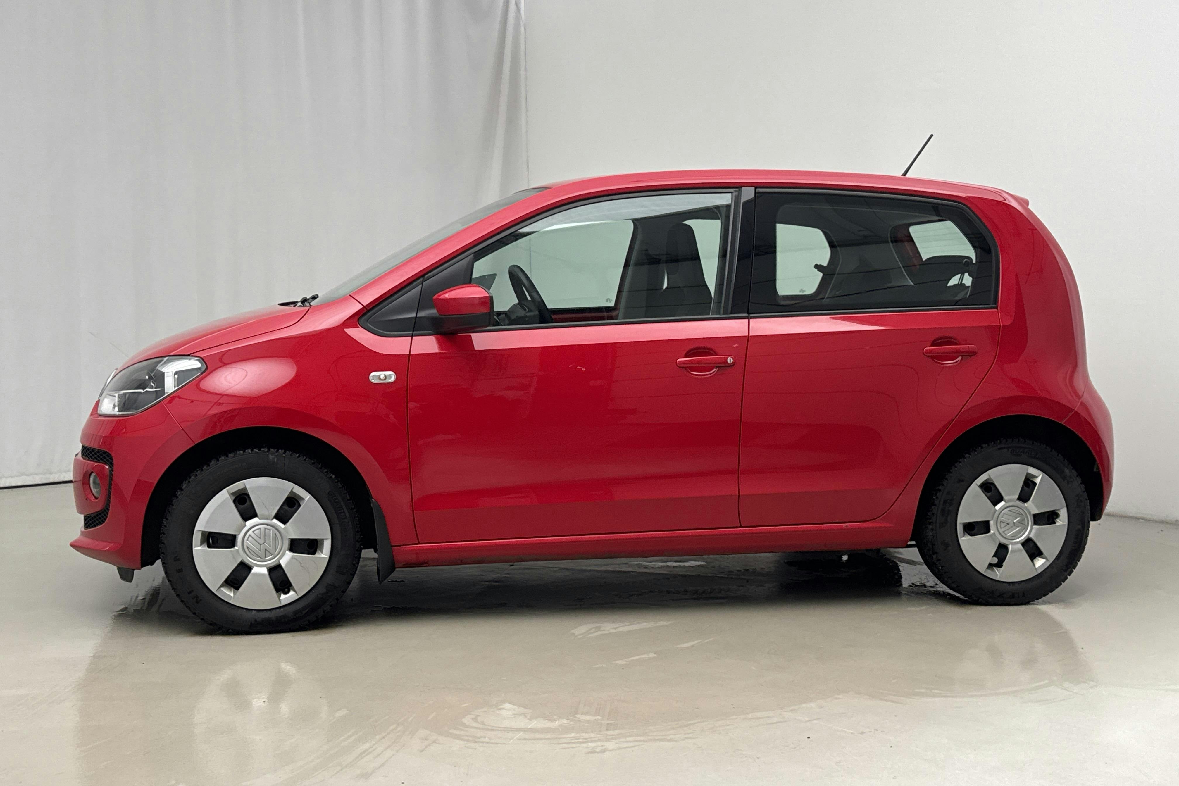 Presentationsfoto 2 av 17: VW up! 1.0 5dr (75hk) - 11 886 mil - Manuell - röd - 2016