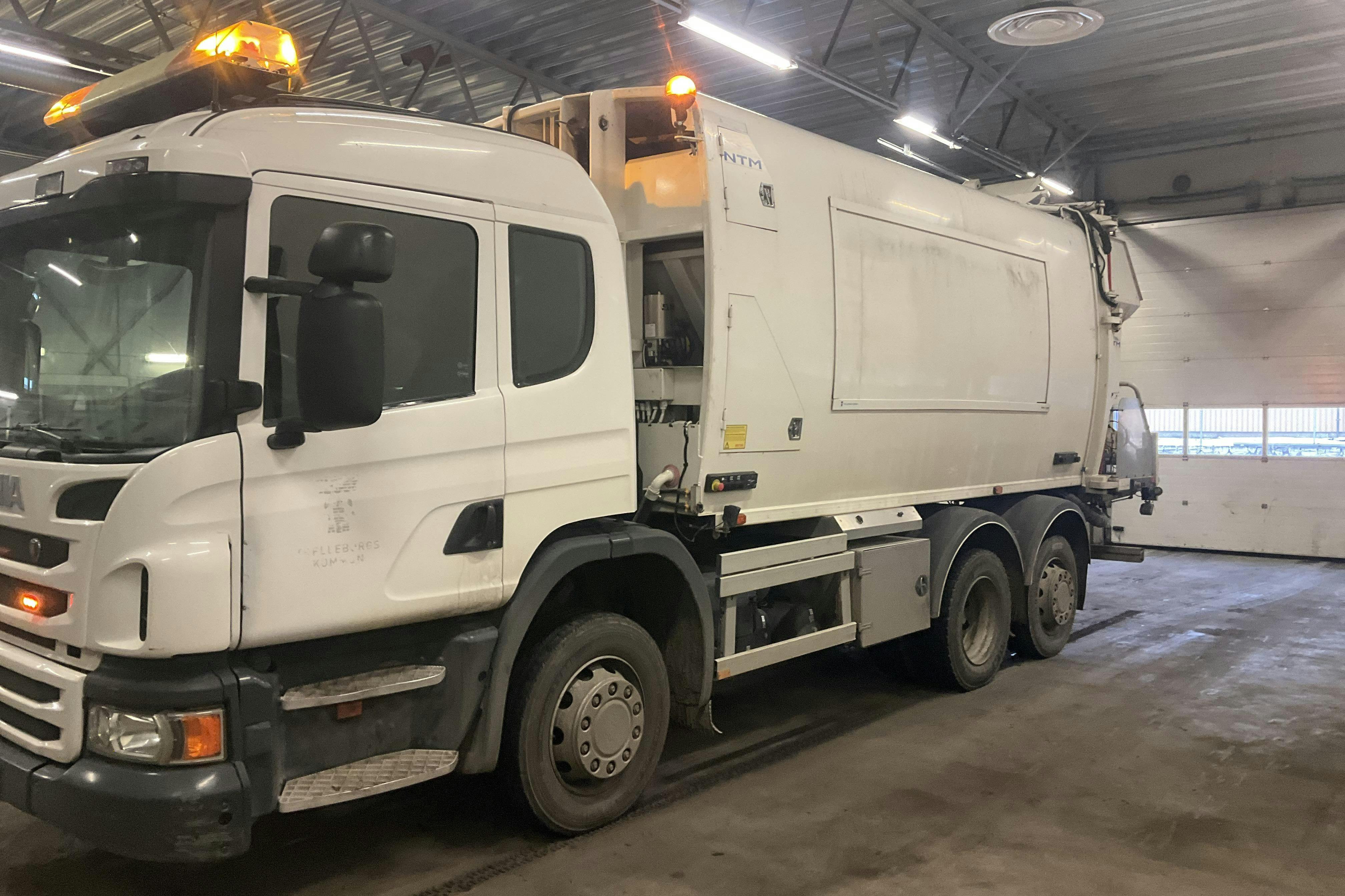 Præsentationsfoto 2 af 37: SCANIA P320LB 6X2*4 HNB - 141 335 kilometer - Salgsautomat - Hvid - 2016