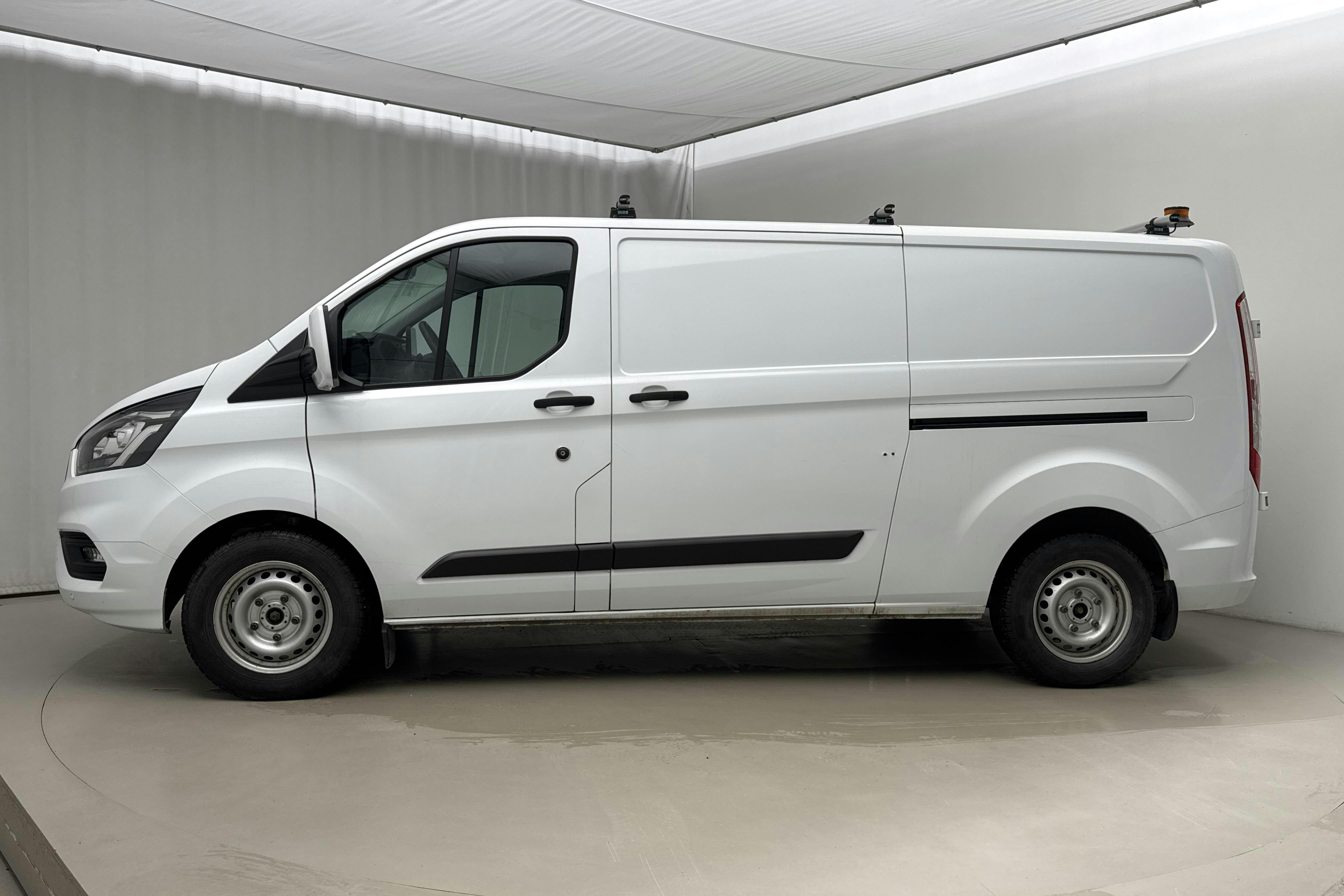 Presentationsfoto 2 av 20: Ford Transit Custom 300 MHEV (130hk) - 4 732 mil - Manuell - vit - 2023