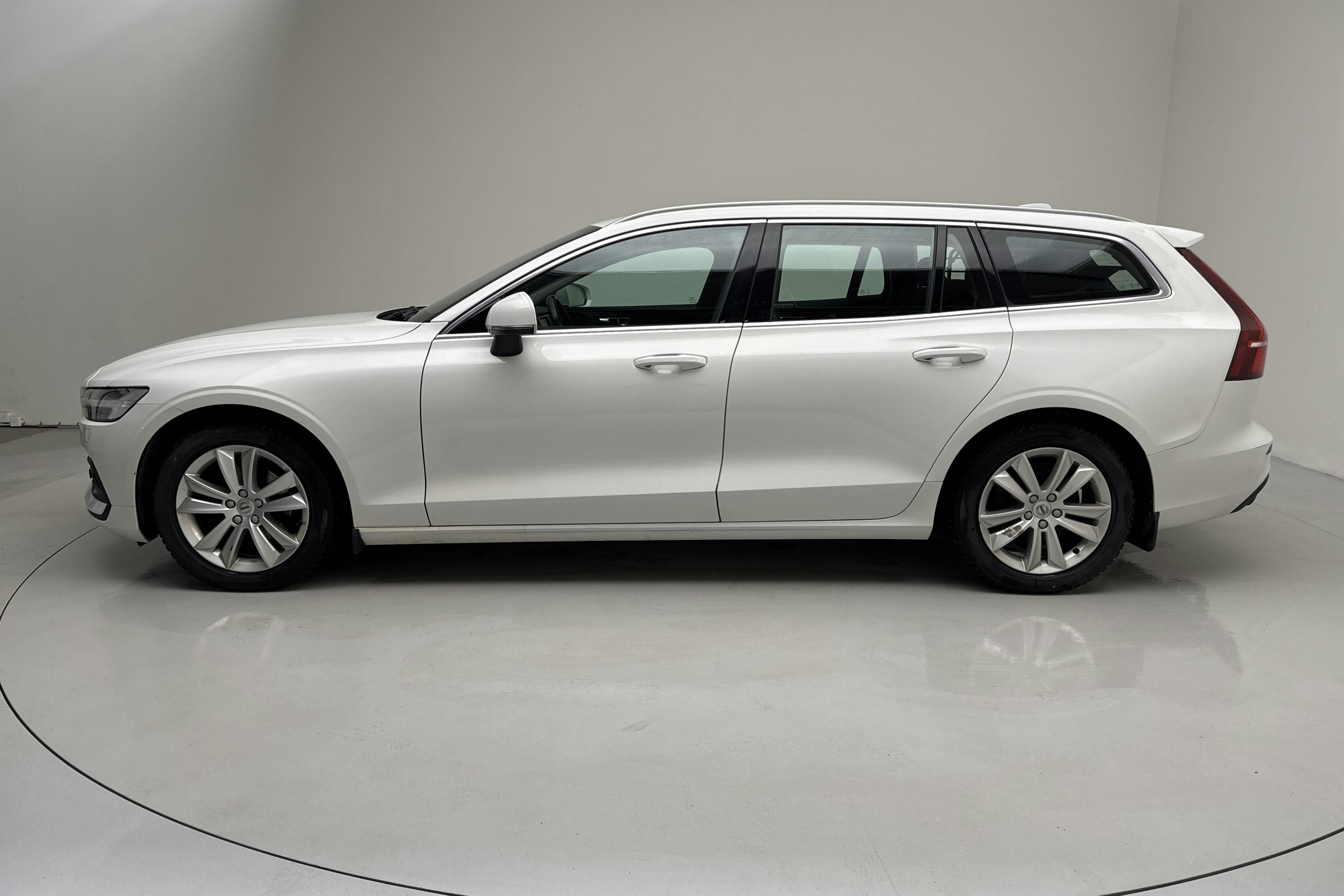 Presentation photo 2 of 13: Volvo V60 B4 Mildhybrid, Diesel (197hk) - 121 600 km - Automatic - white - 2021