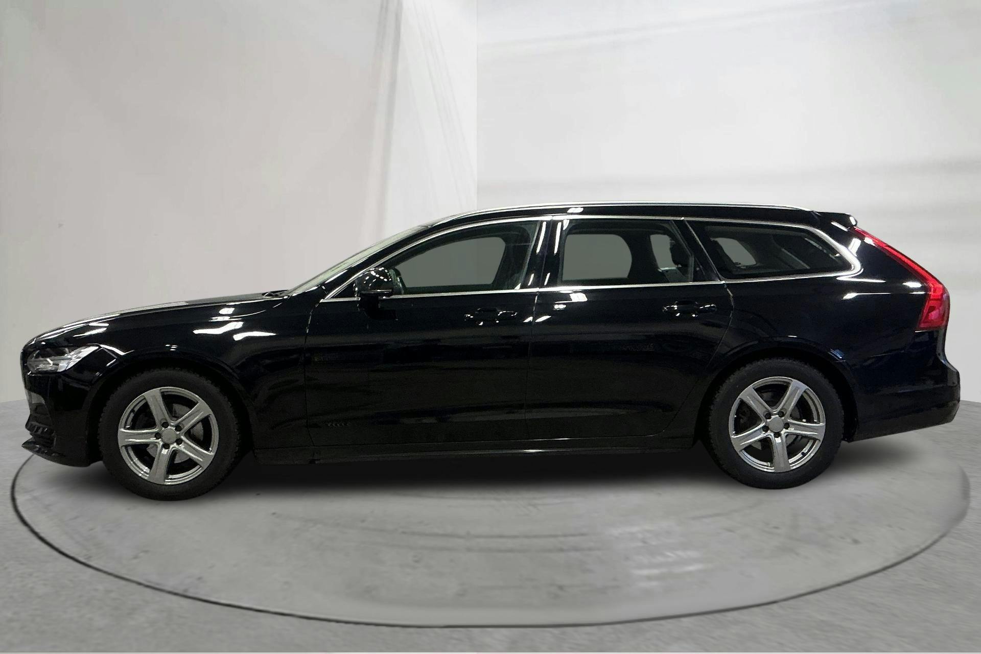 Præsentationsfoto 2 af 16: Volvo V90 D4 (190hk) - 195 280 kilometer - Salgsautomat - Sort - 2020