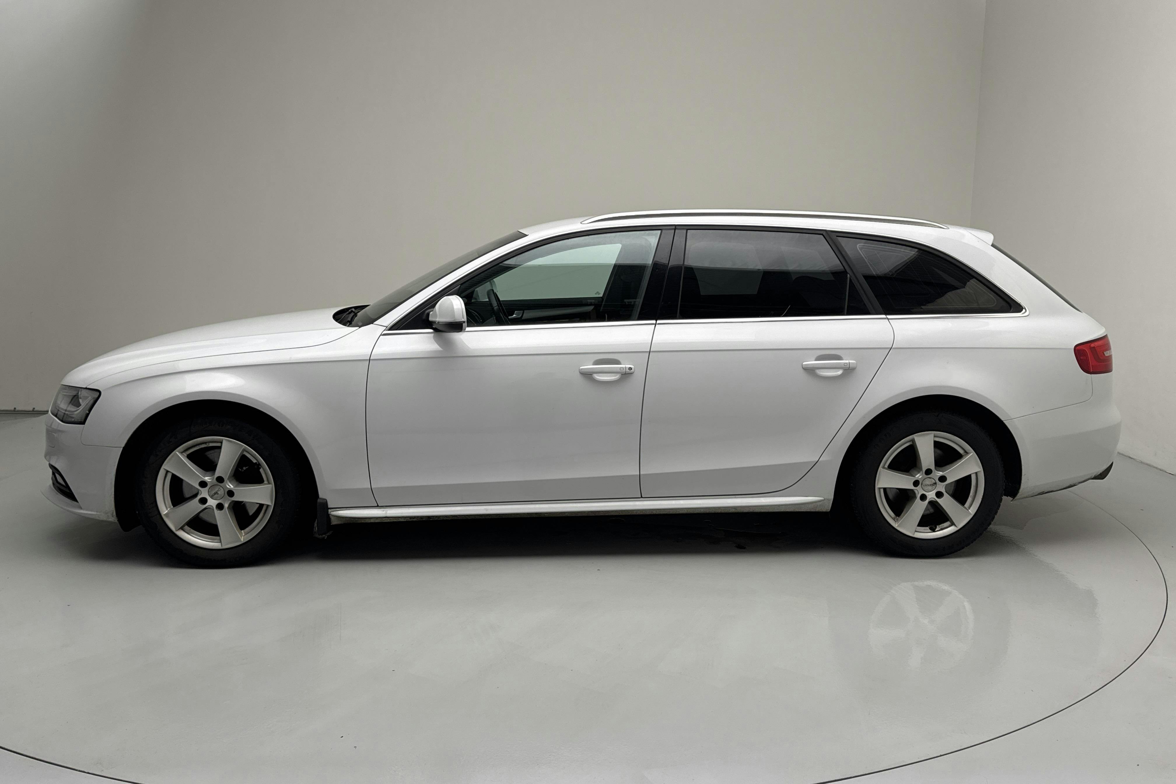 Præsentationsfoto 2 af 12: Audi A4 1.8 TFSI Avant (170hk) - 150 500 kilometer - Manuel - Hvid - 2014