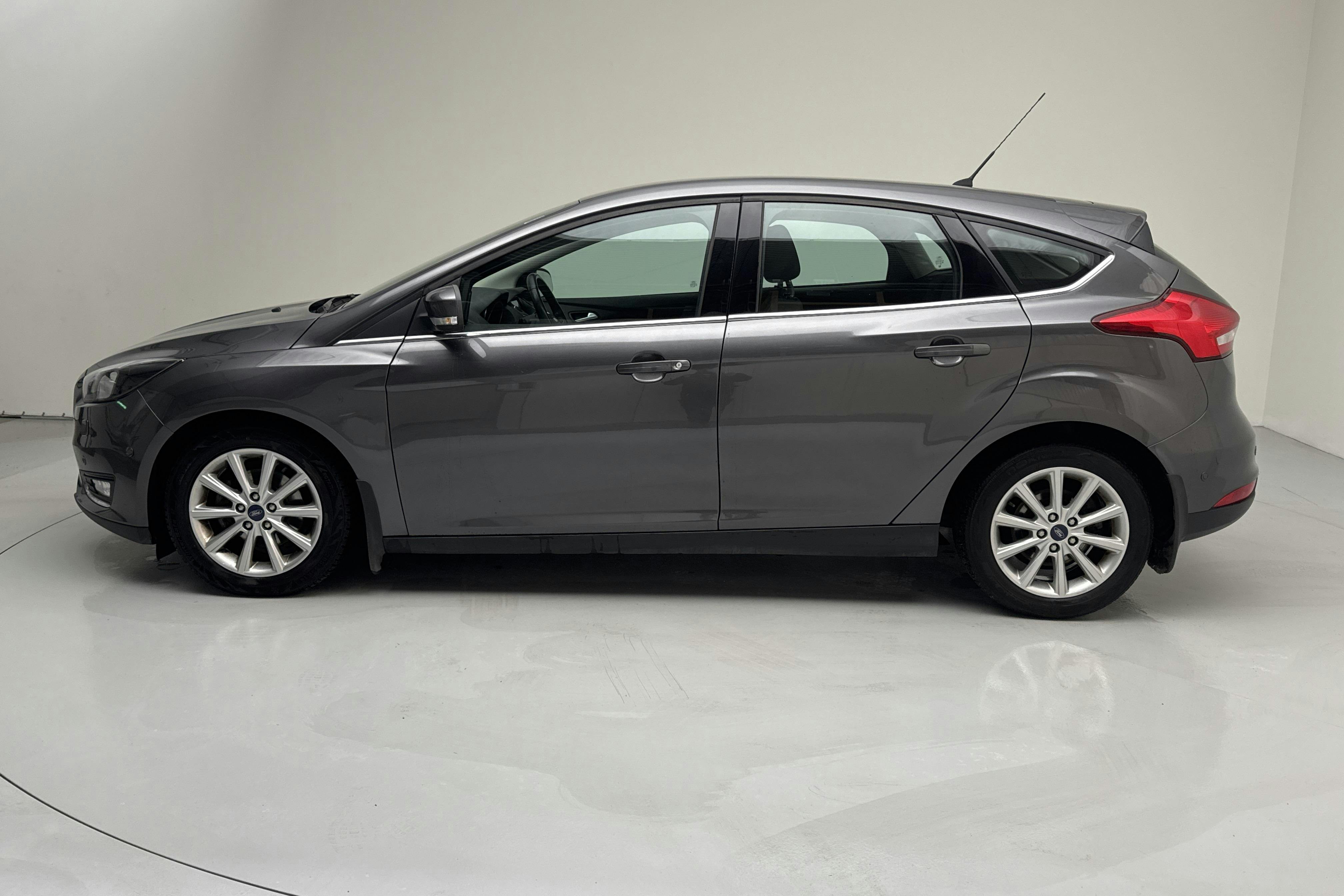 Presentationsfoto 2 av 12: Ford Focus 1.0 EcoBoost 5dr (125hk) - 12 844 mil - Automat - grå - 2017