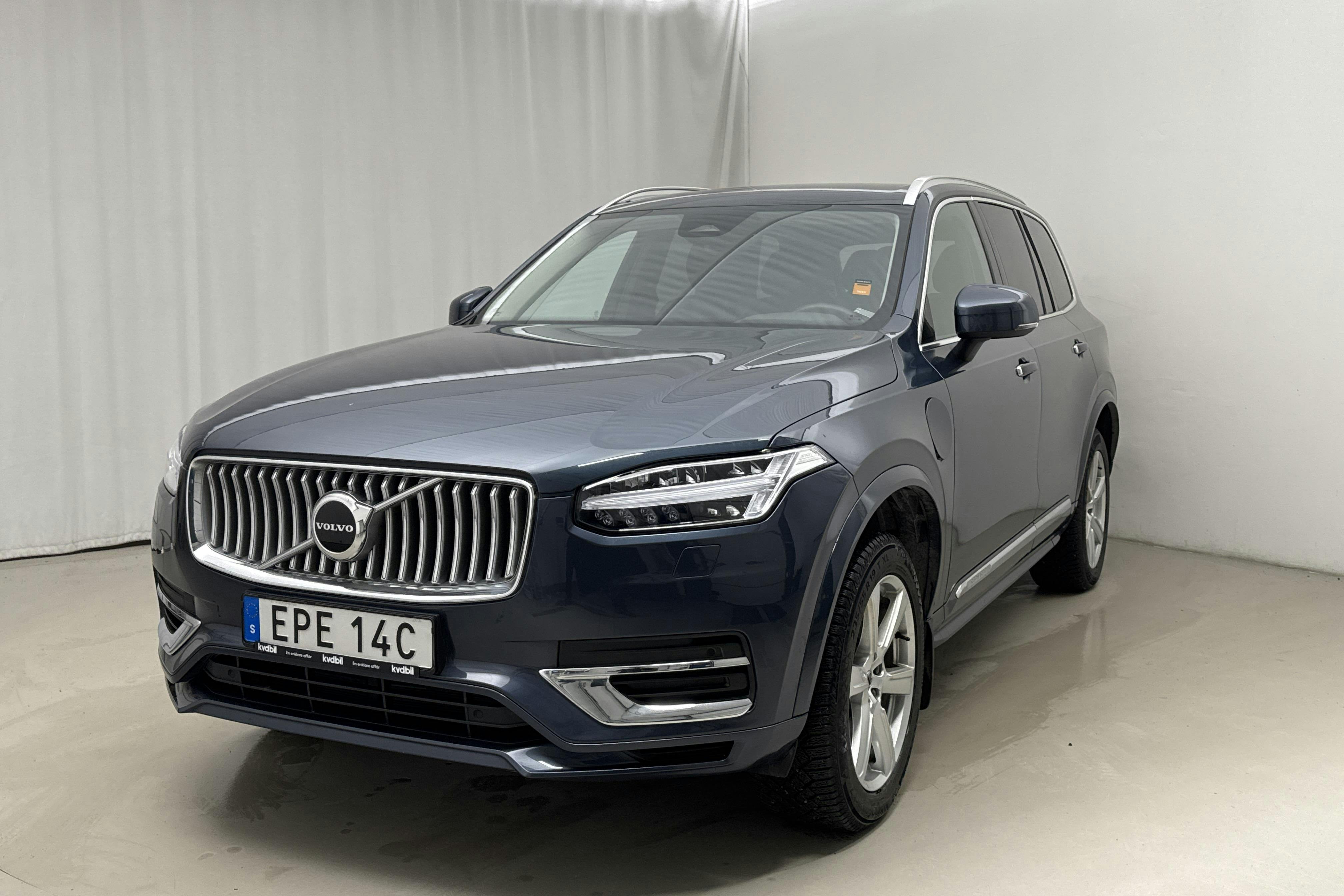 Presentationsfoto 1 av 21: Volvo XC90 T8 AWD Recharge (455hk) - 4 306 mil - Automat - Dark Blue - 2023