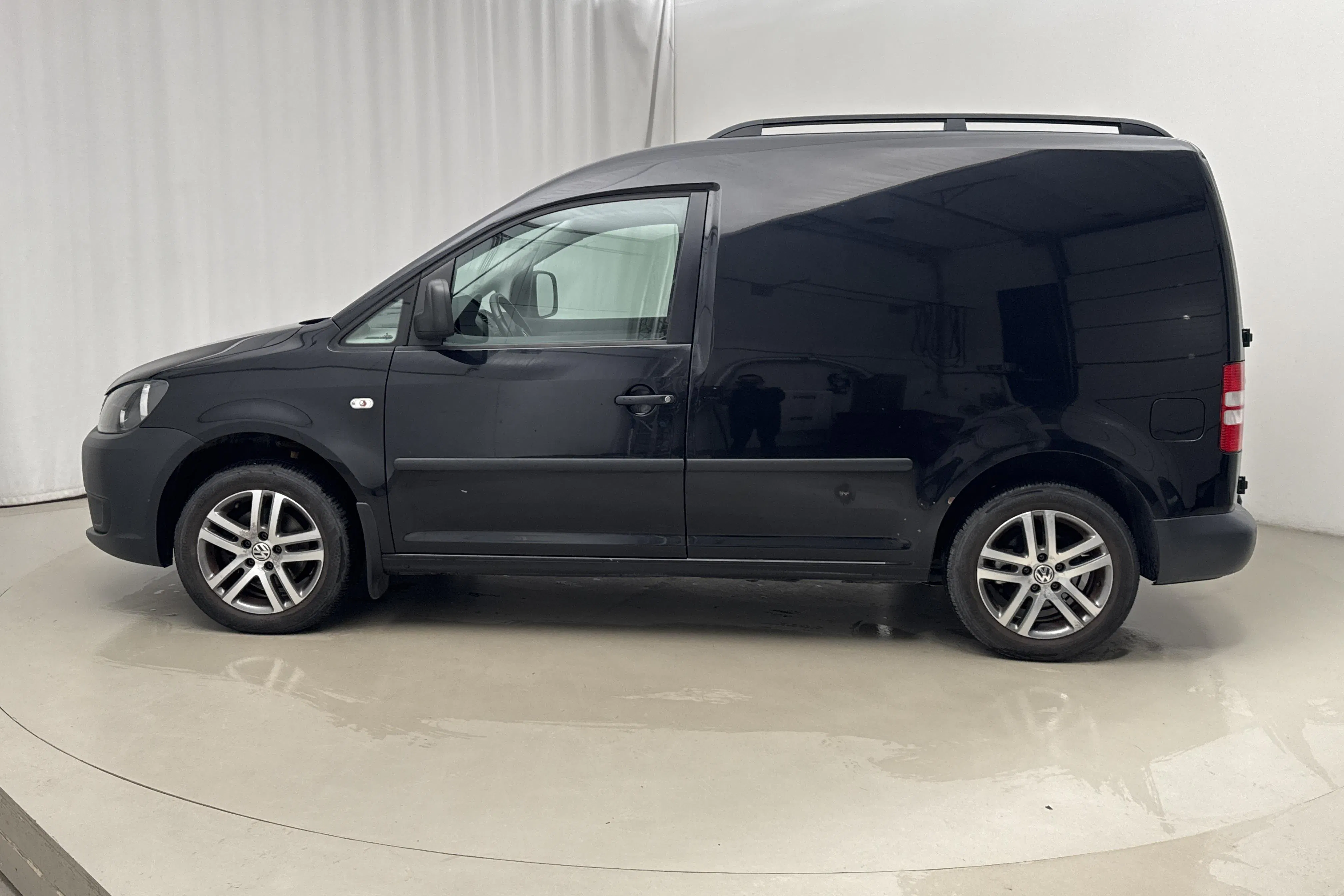 Presentation photo 2 of 17: VW Caddy 1.6 TDI Skåp (102hk) - 101 800 km - Automatic - black - 2014