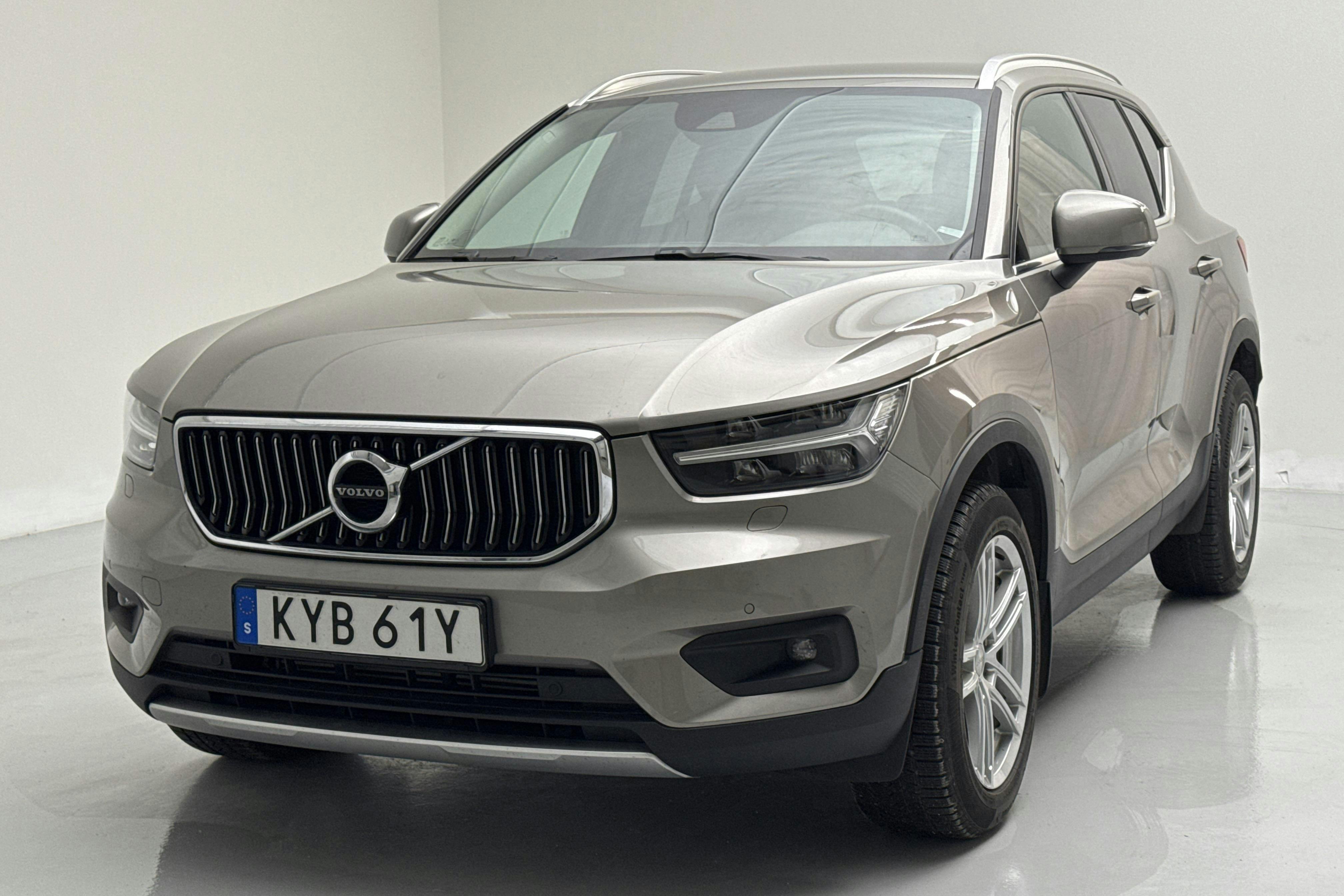 Präsentationsfoto 1 von 17: Volvo XC40 T3 2WD (163hk) - 83 010 Kilometer - Verkaufsautomat - grau - 2020