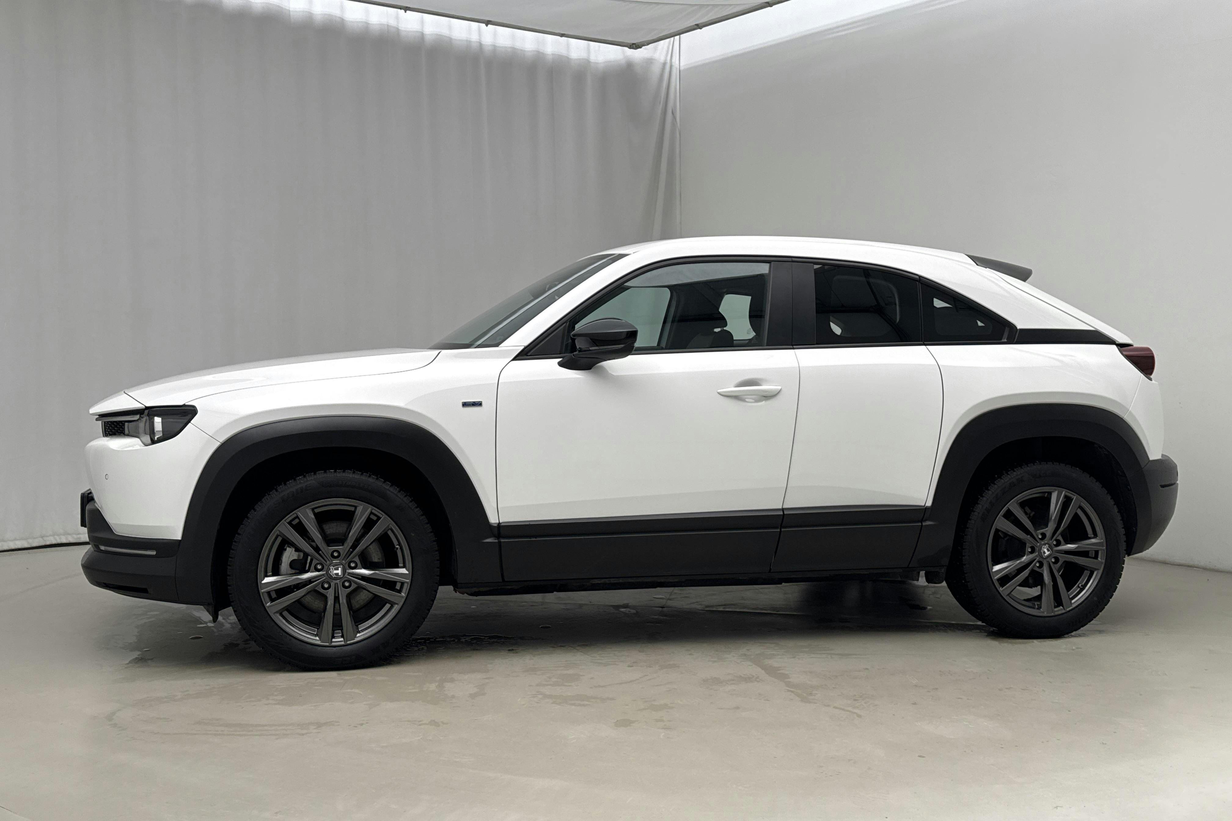 Presentationsfoto 2 av 23: Mazda MX-30 e-Skyactiv (145hk) - 2 732 mil - Automat - vit - 2023