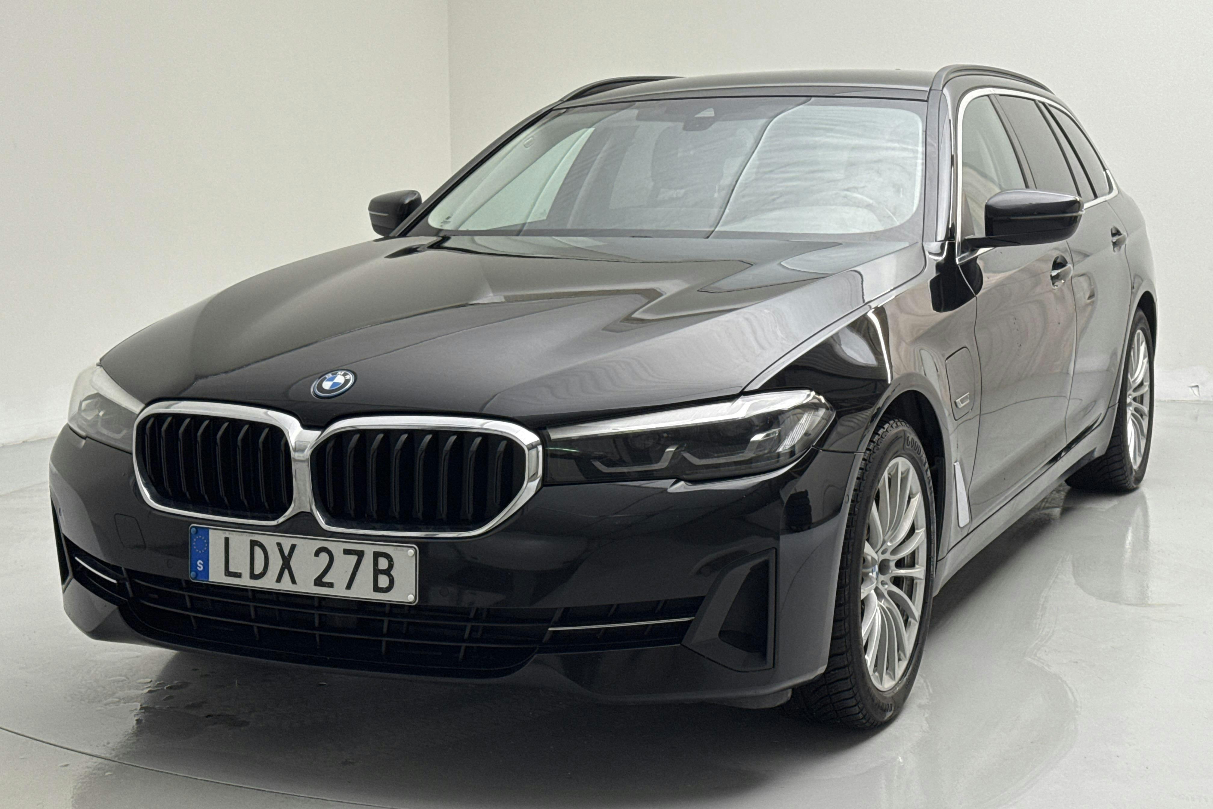 Præsentationsfoto 1 af 19: BMW 530e Touring, G31 12kWh LCI (292hk) - 152 340 kilometer - Salgsautomat - Sort - 2023