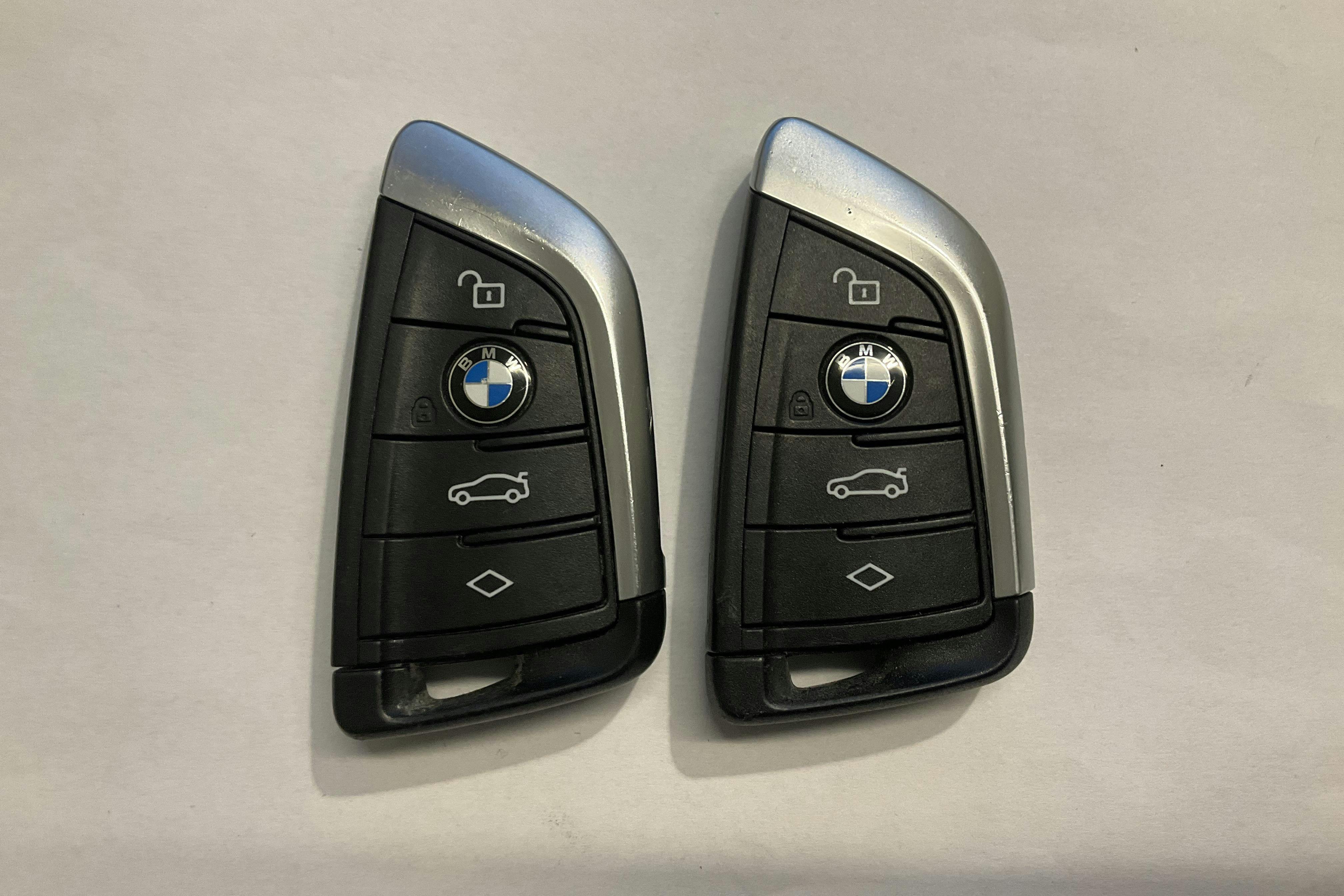 Præsentationsfoto 19 af 19: BMW 530e Touring, G31 12kWh LCI (292hk) - 152 340 kilometer - Salgsautomat - Sort - 2023