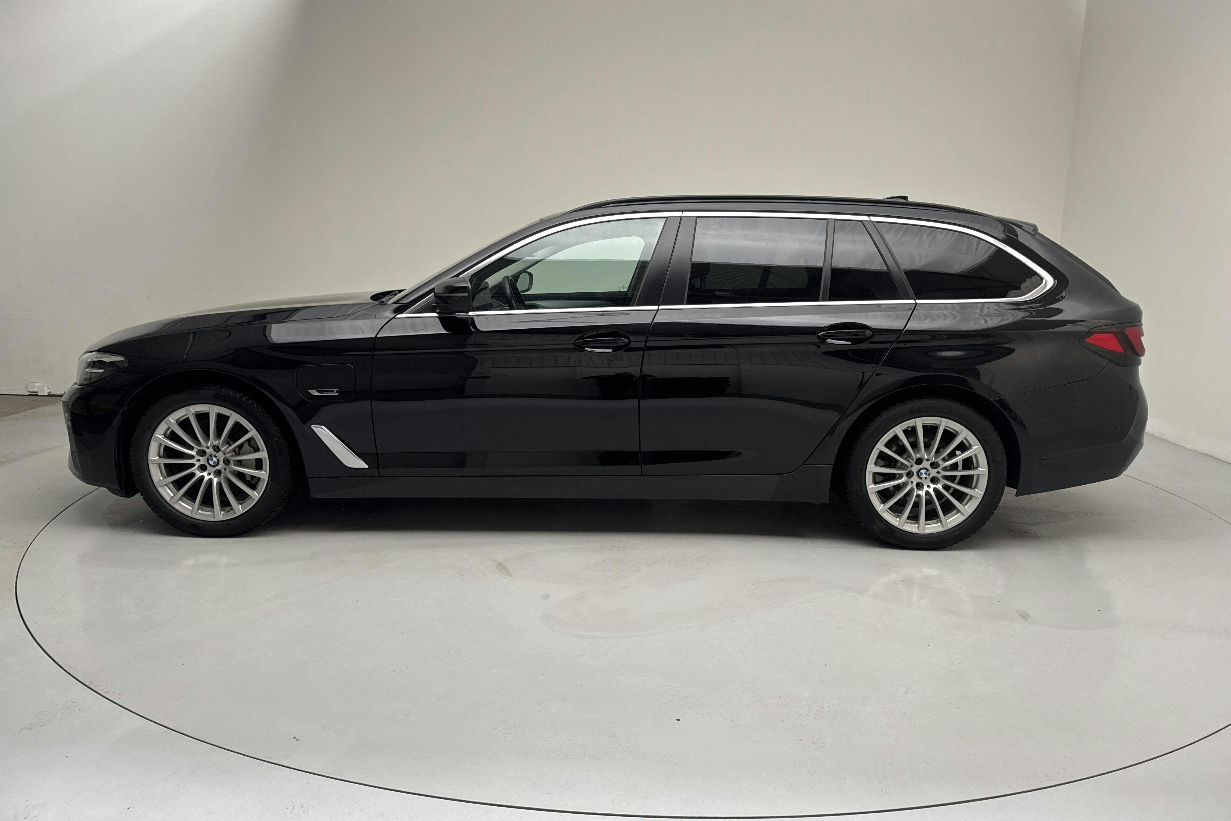 Præsentationsfoto 2 af 19: BMW 530e Touring, G31 12kWh LCI (292hk) - 152 340 kilometer - Salgsautomat - Sort - 2023