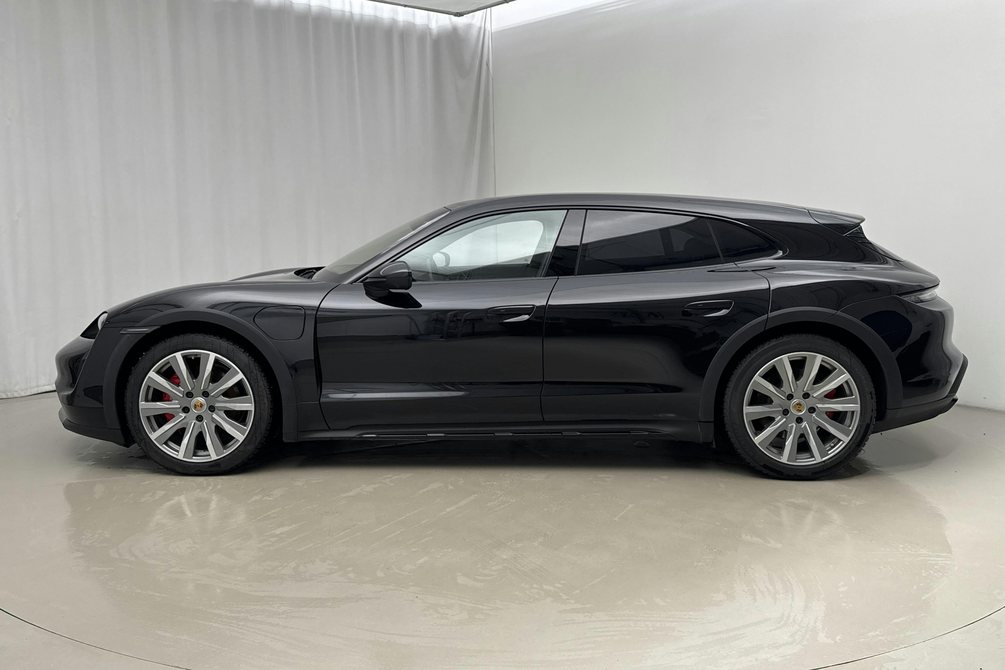 Presentationsfoto 2 av 30: Porsche Taycan 4S Cross Turismo (530hk) - 3 428 mil - Automat - svart - 2022