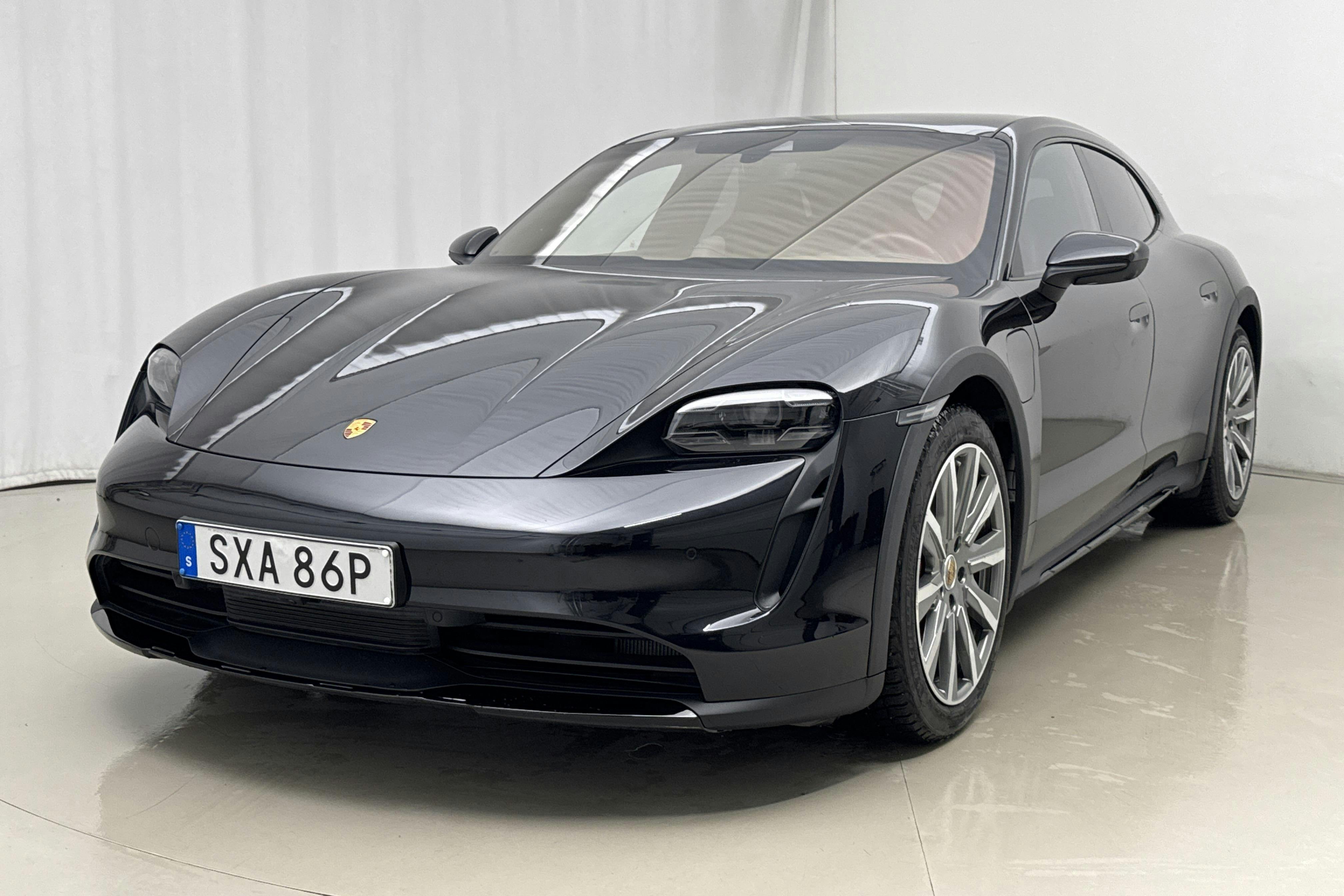 Presentationsfoto 1 av 30: Porsche Taycan 4S Cross Turismo (530hk) - 3 428 mil - Automat - svart - 2022