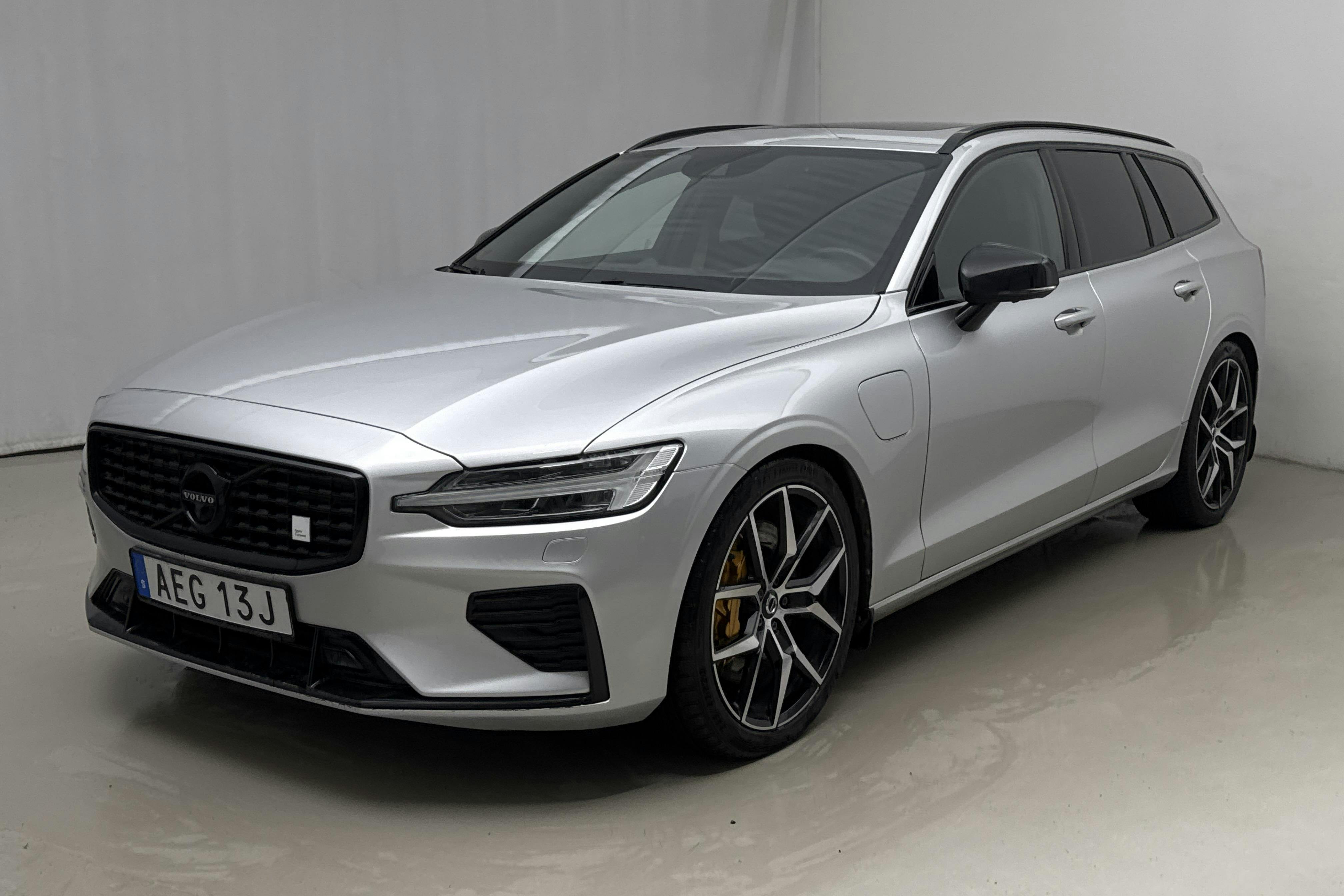 Presentationsfoto 1 av 23: Volvo V60 T8 AWD Twin Engine Polestar Engineered (405hk) - 8 987 mil - Automat - silver - 2021