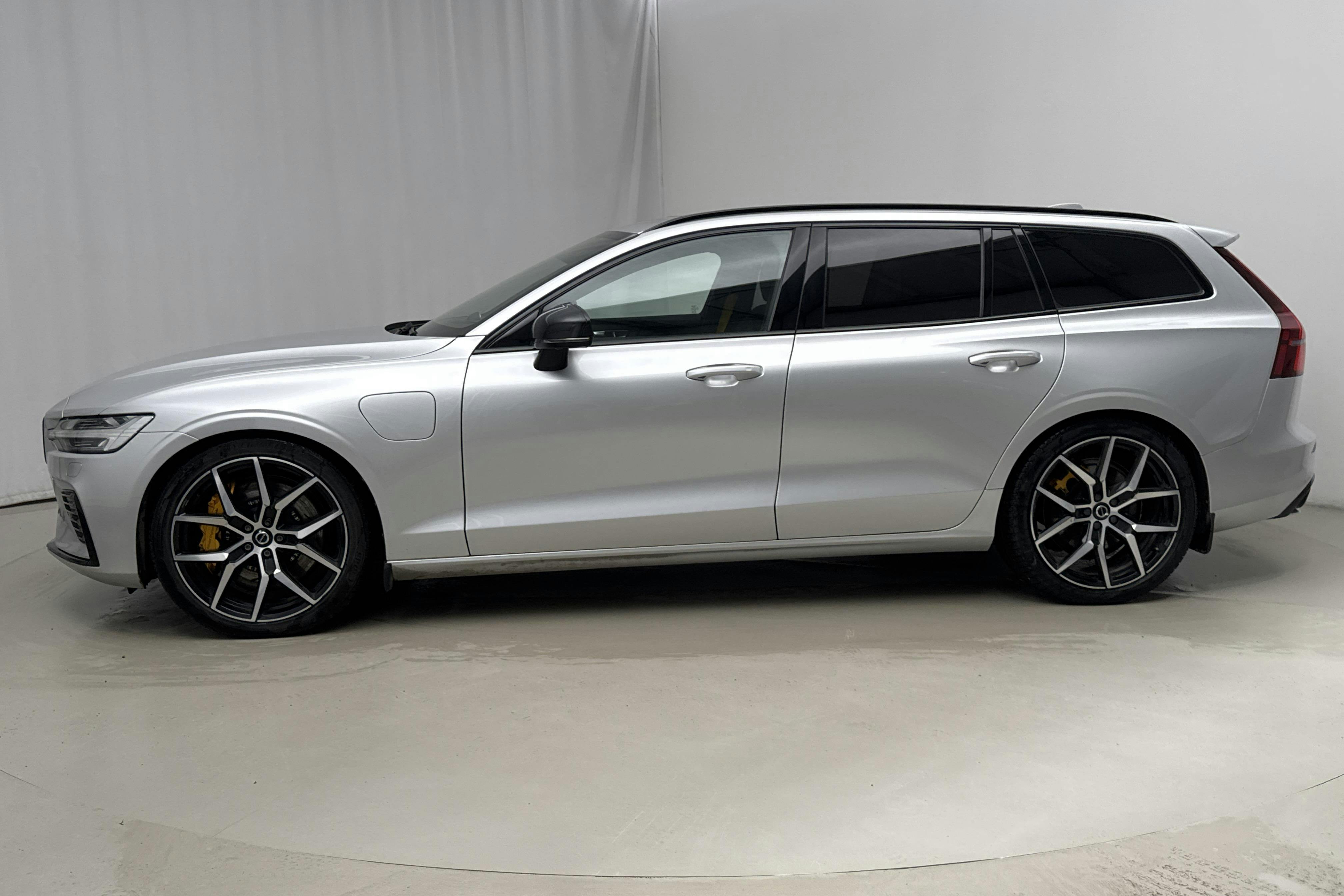 Presentationsfoto 2 av 23: Volvo V60 T8 AWD Twin Engine Polestar Engineered (405hk) - 8 987 mil - Automat - silver - 2021