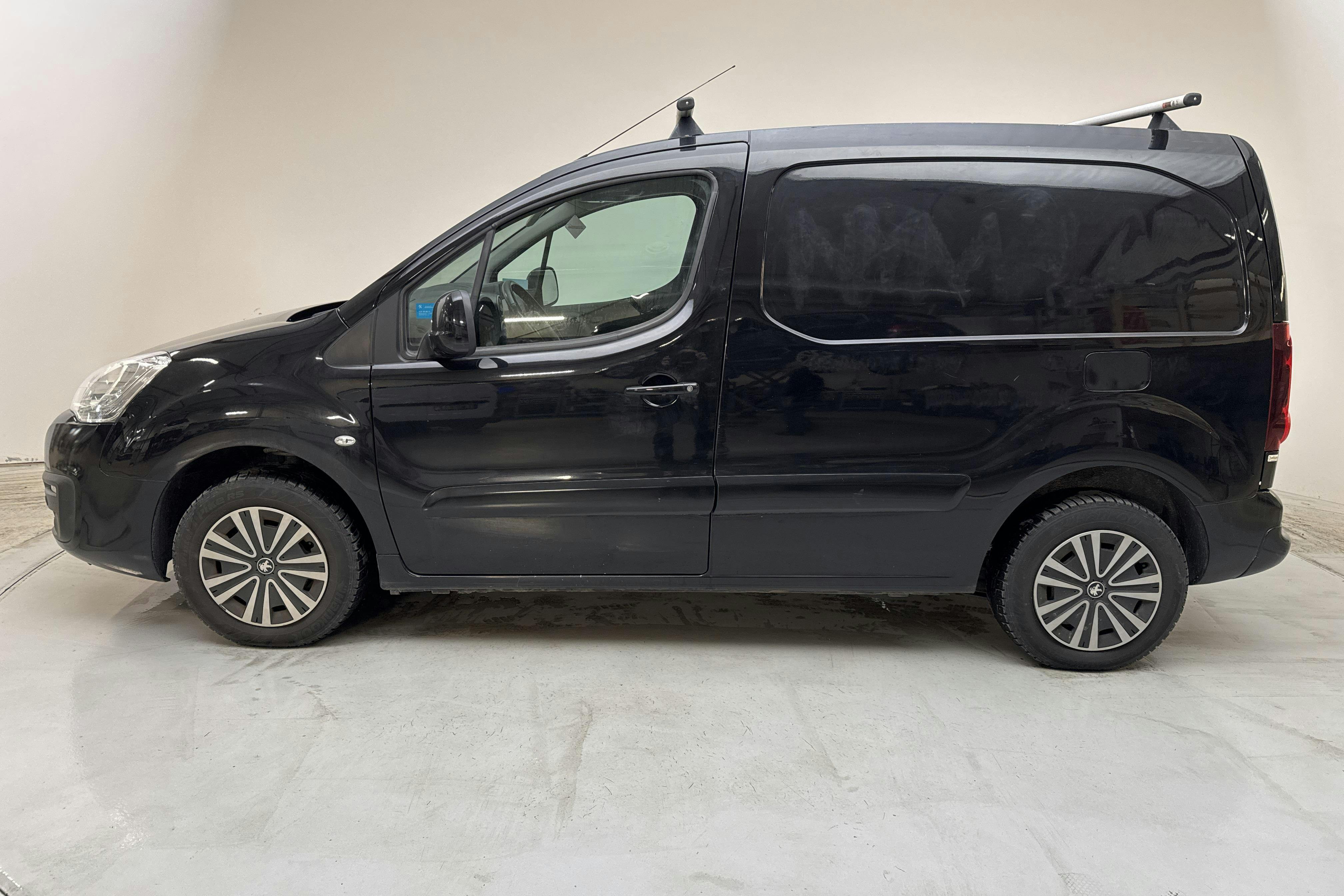 Præsentationsfoto 2 af 10: Peugeot Partner 1.6 BlueHDI Skåp (100hk) - 141 730 kilometer - Salgsautomat - Sort - 2018