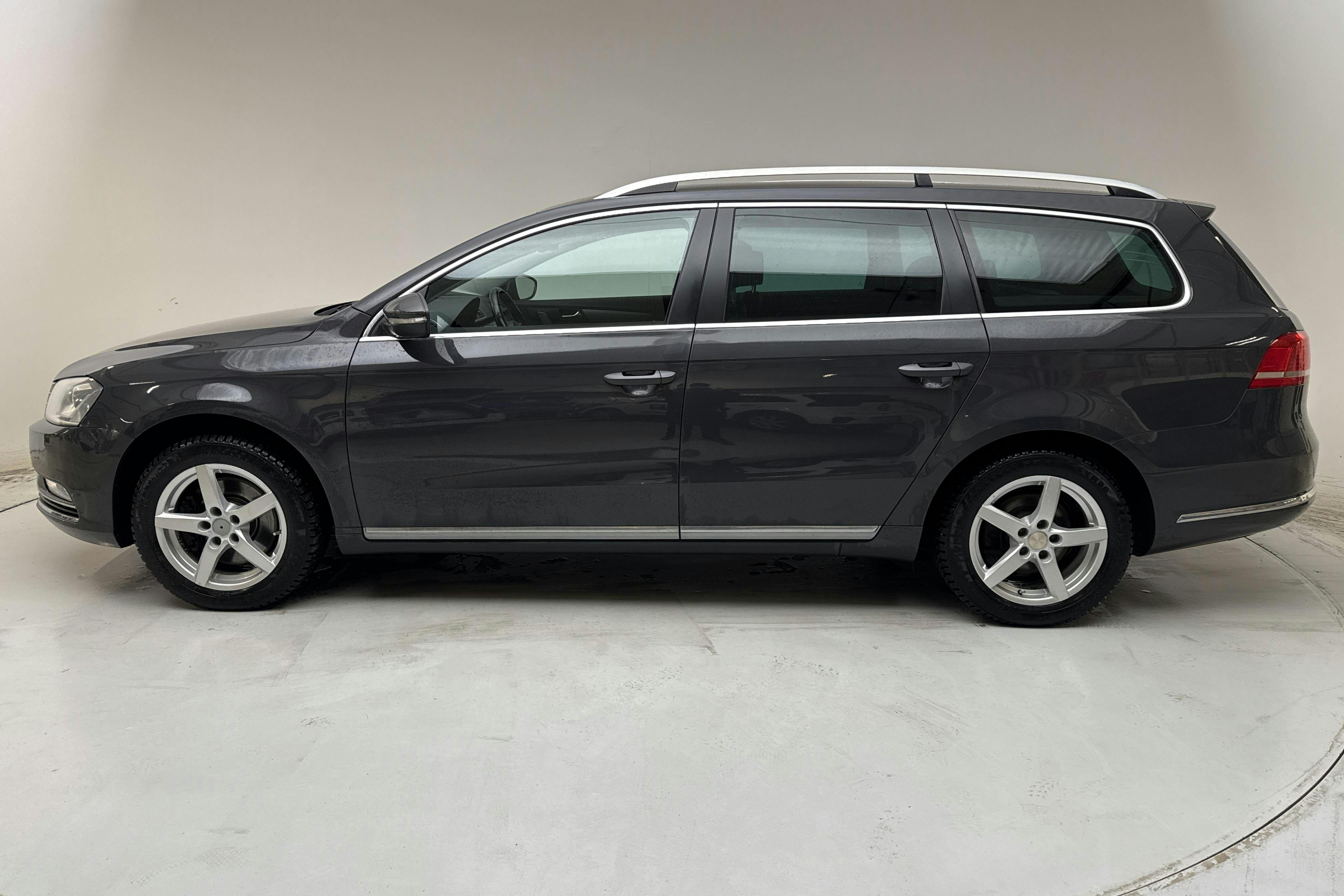 Præsentationsfoto 2 af 13: VW Passat 1.4 TSI EcoFuel Variant (150hk) - 188 410 kilometer - Manuel - Dark Grey - 2012