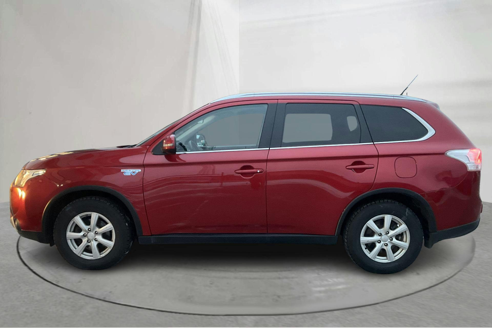 Præsentationsfoto 2 af 16: Mitsubishi Outlander 2.0 Plug-in Hybrid 4WD (121hk) - 212 870 kilometer - Salgsautomat - Dark Red - 2015