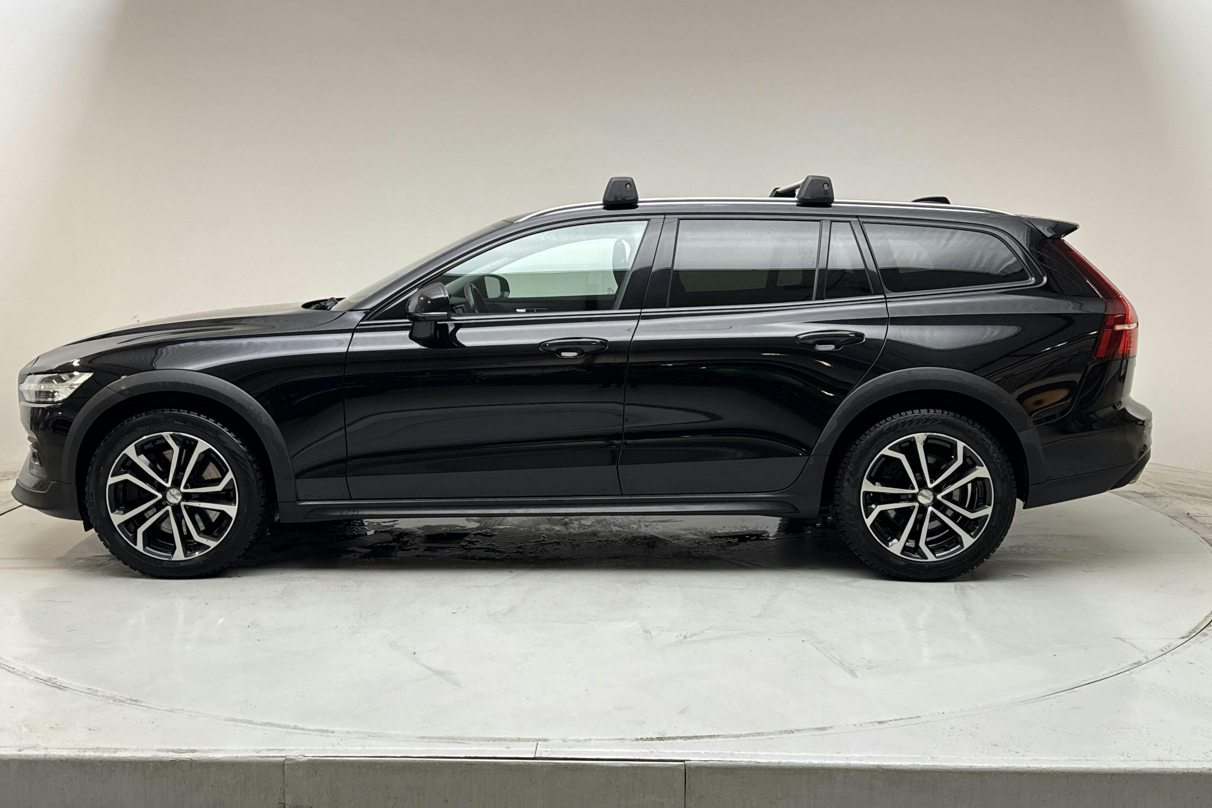 Presentationsfoto 2 av 14: Volvo V60 D4 Cross Country AWD (190hk) - 17 226 mil - Automat - svart - 2020