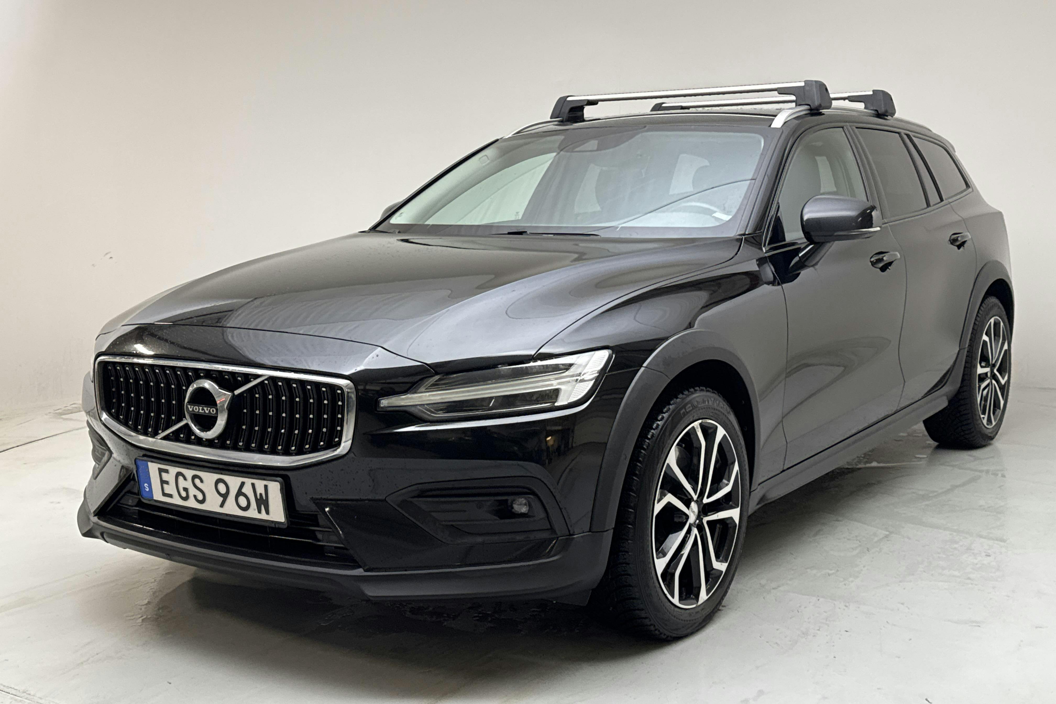 Presentationsfoto 1 av 14: Volvo V60 D4 Cross Country AWD (190hk) - 17 226 mil - Automat - svart - 2020