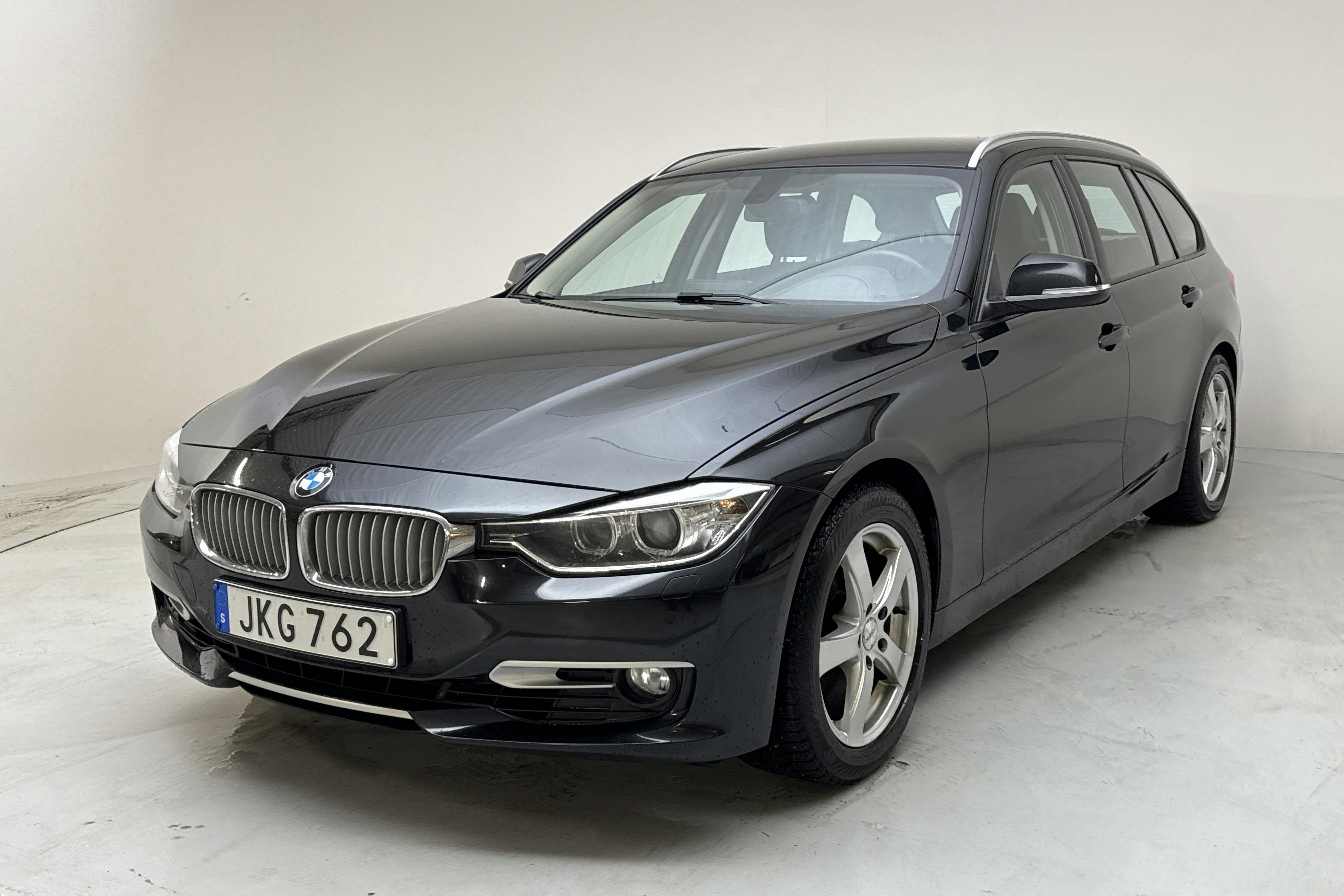 Presentationsfoto 1 av 14: BMW 328i Touring, F31 (245hk) - 14 987 mil - Automat - svart - 2014