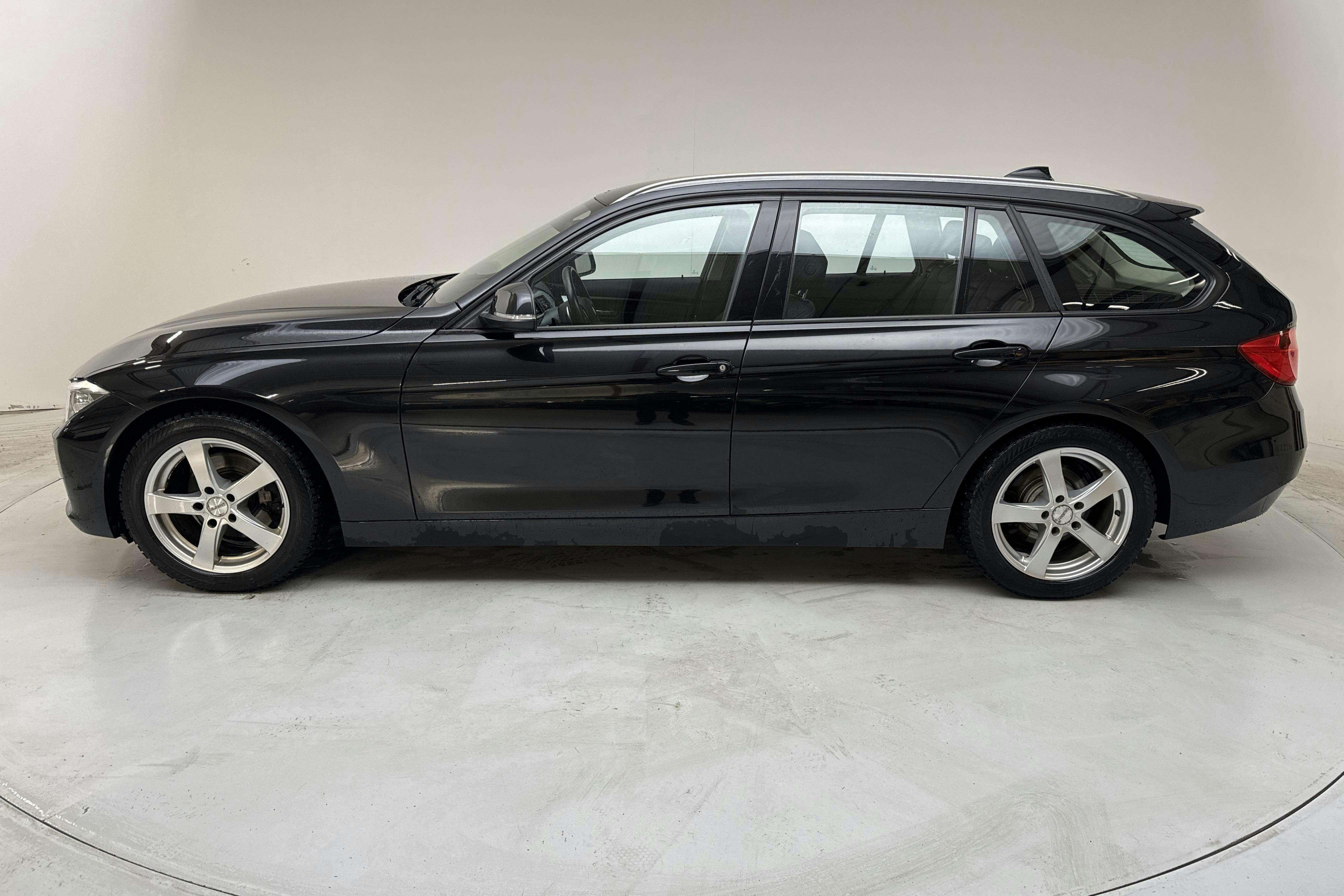 Presentationsfoto 2 av 14: BMW 328i Touring, F31 (245hk) - 14 987 mil - Automat - svart - 2014