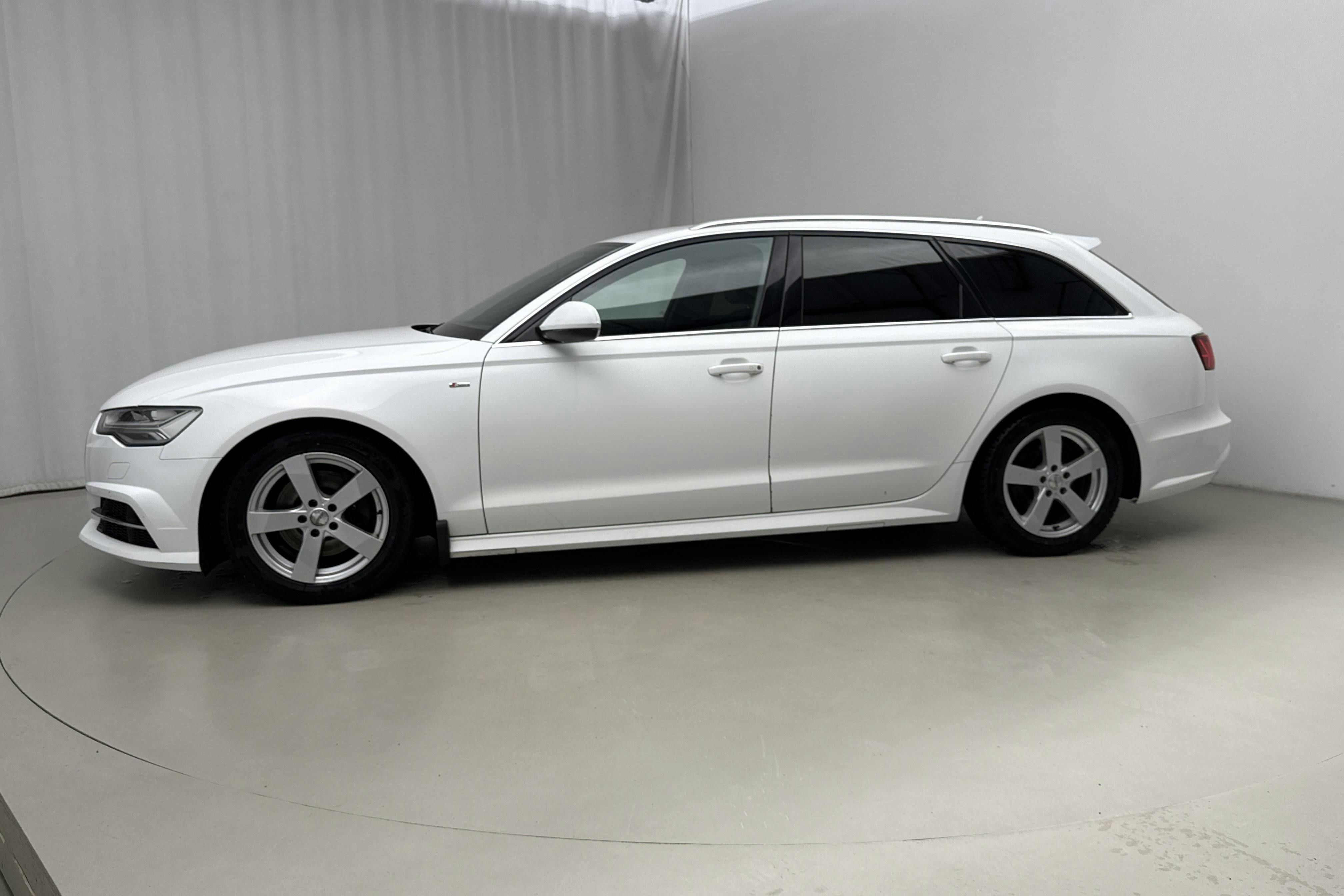 Presentationsfoto 2 av 13: Audi A6 2.0 TDI Avant quattro (190hk) - 15 298 mil - Automat - vit - 2018