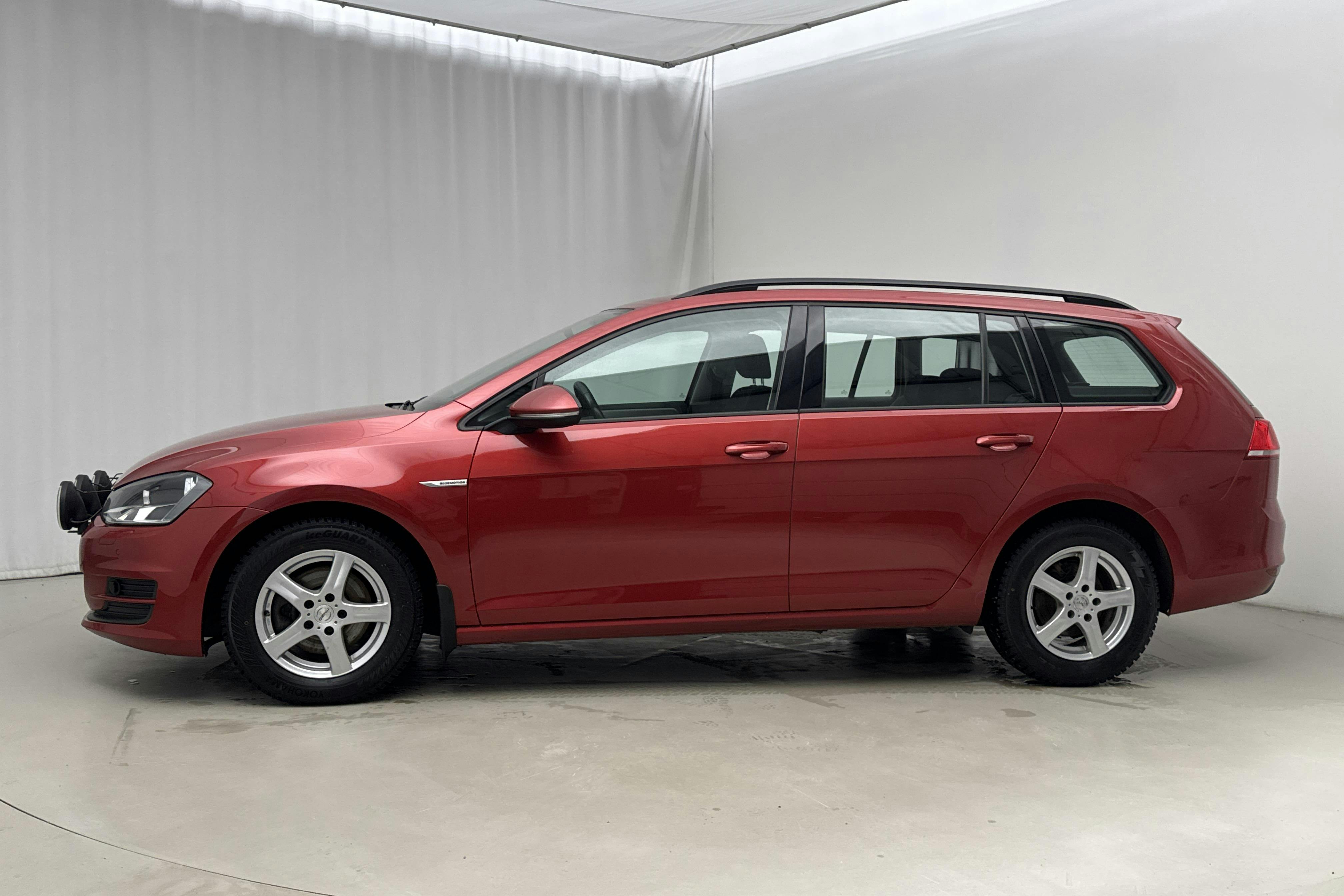 Præsentationsfoto 2 af 18: VW Golf VII 1.4 TGI BlueMotion Sportscombi (110hk) - 97 210 kilometer - Manuel - Rød farve - 2016