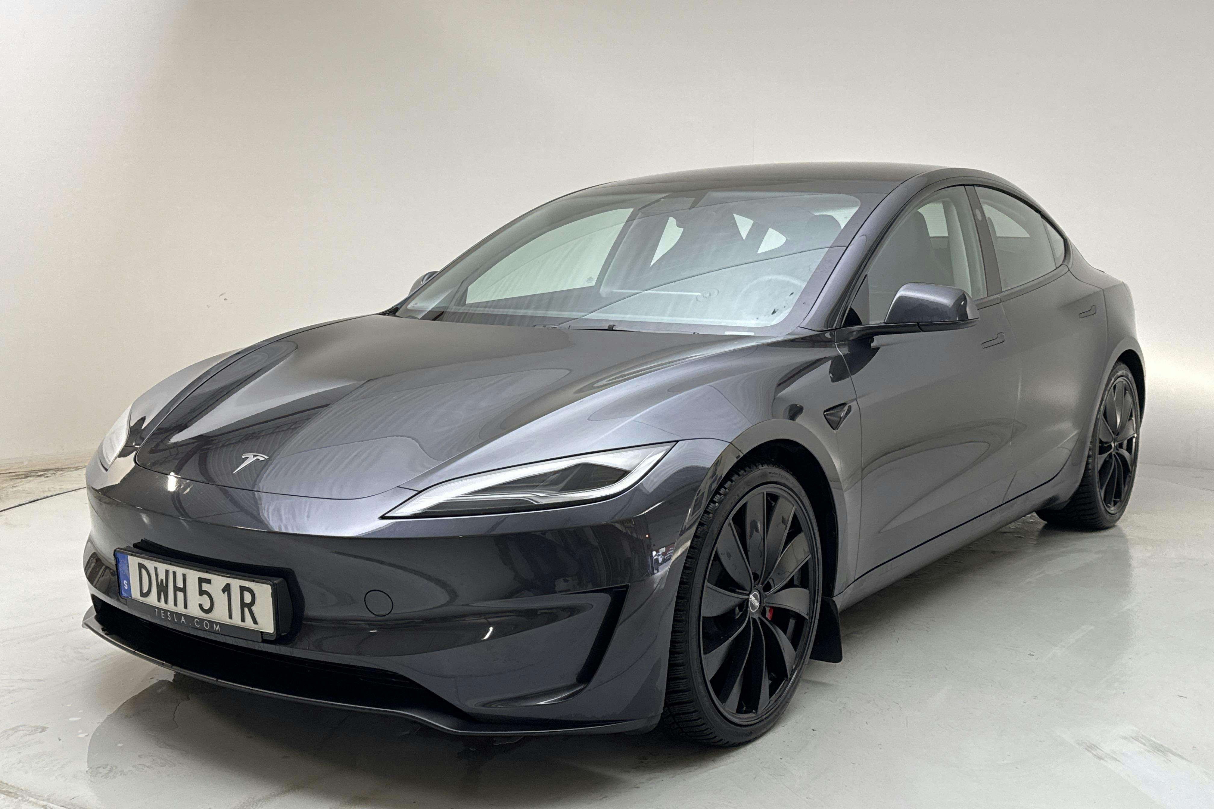 Præsentationsfoto 1 af 18: Tesla Model 3 Performance AWD - 54 510 kilometer - Salgsautomat - grå - 2024