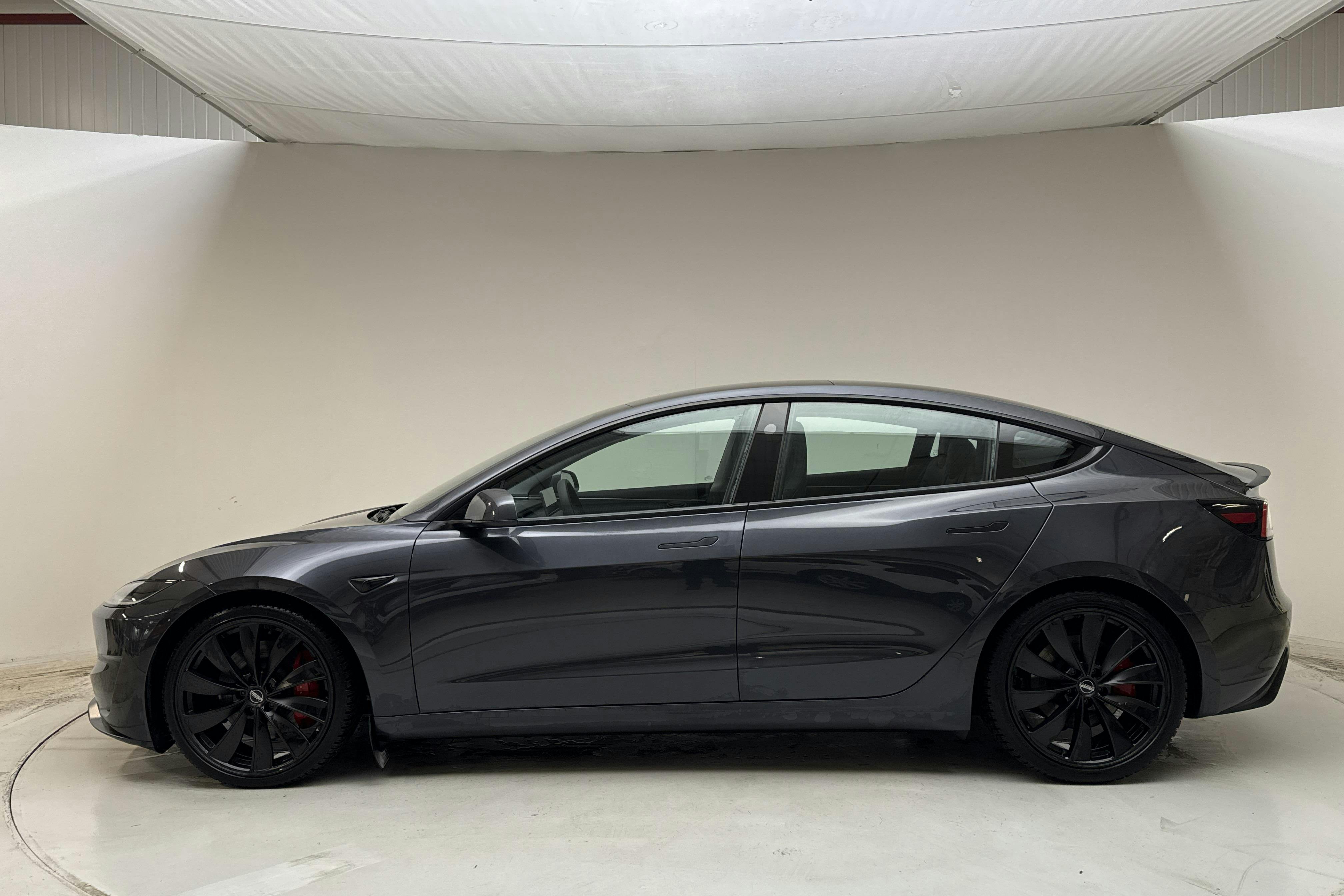 Præsentationsfoto 2 af 18: Tesla Model 3 Performance AWD - 54 510 kilometer - Salgsautomat - grå - 2024