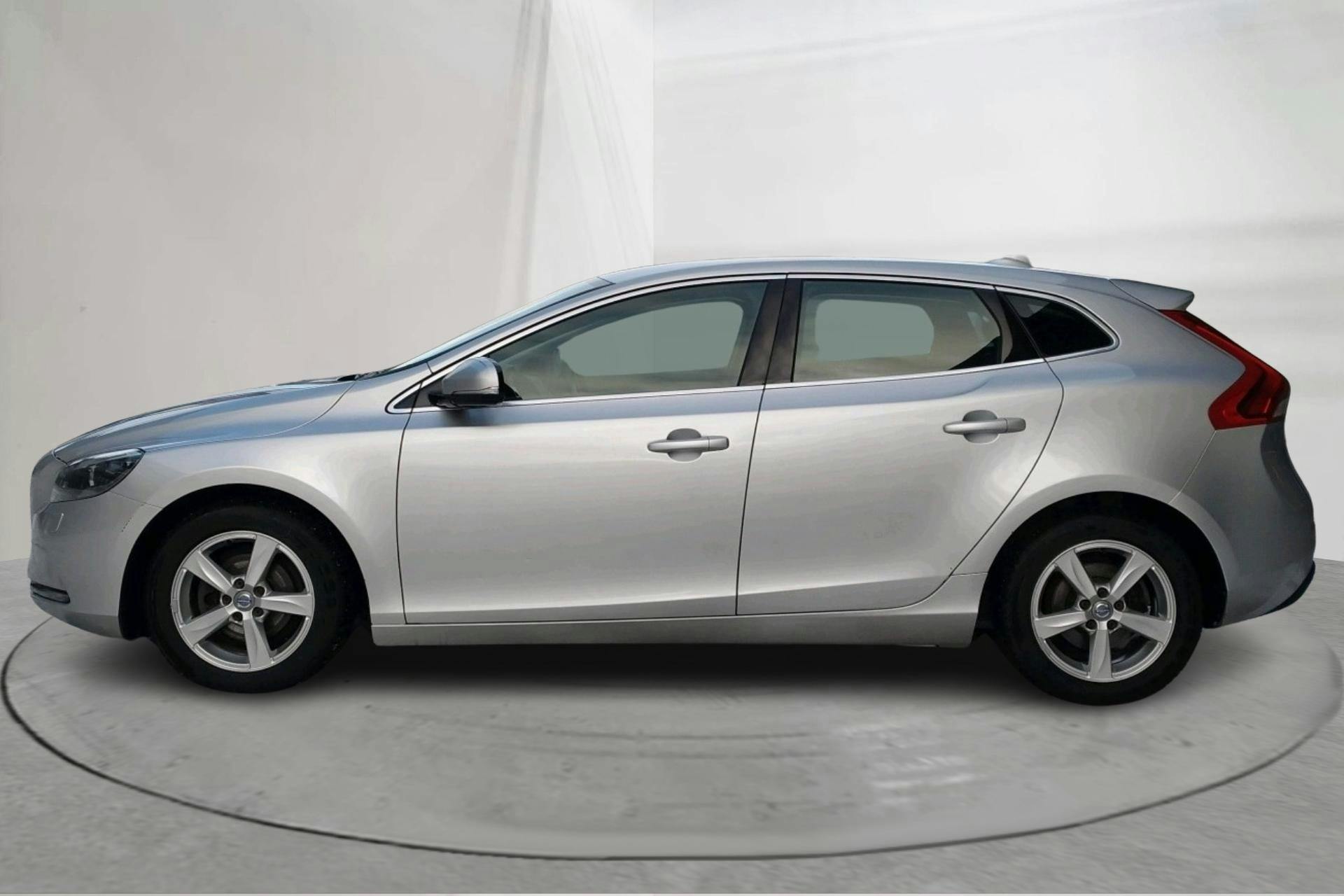 Præsentationsfoto 2 af 13: Volvo V40 D2 (115hk) - 159 870 kilometer - Manuel - Sølv - 2015